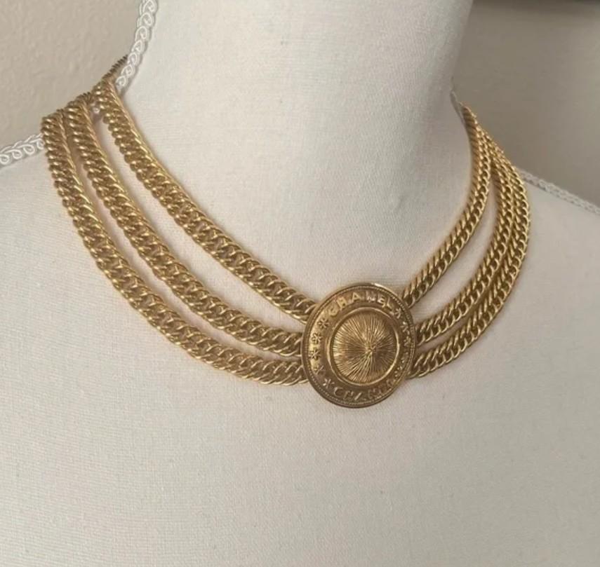 da uomo o donna CHANEL - Collana Chanel vintage con medaglione a più fili in oro in vendita