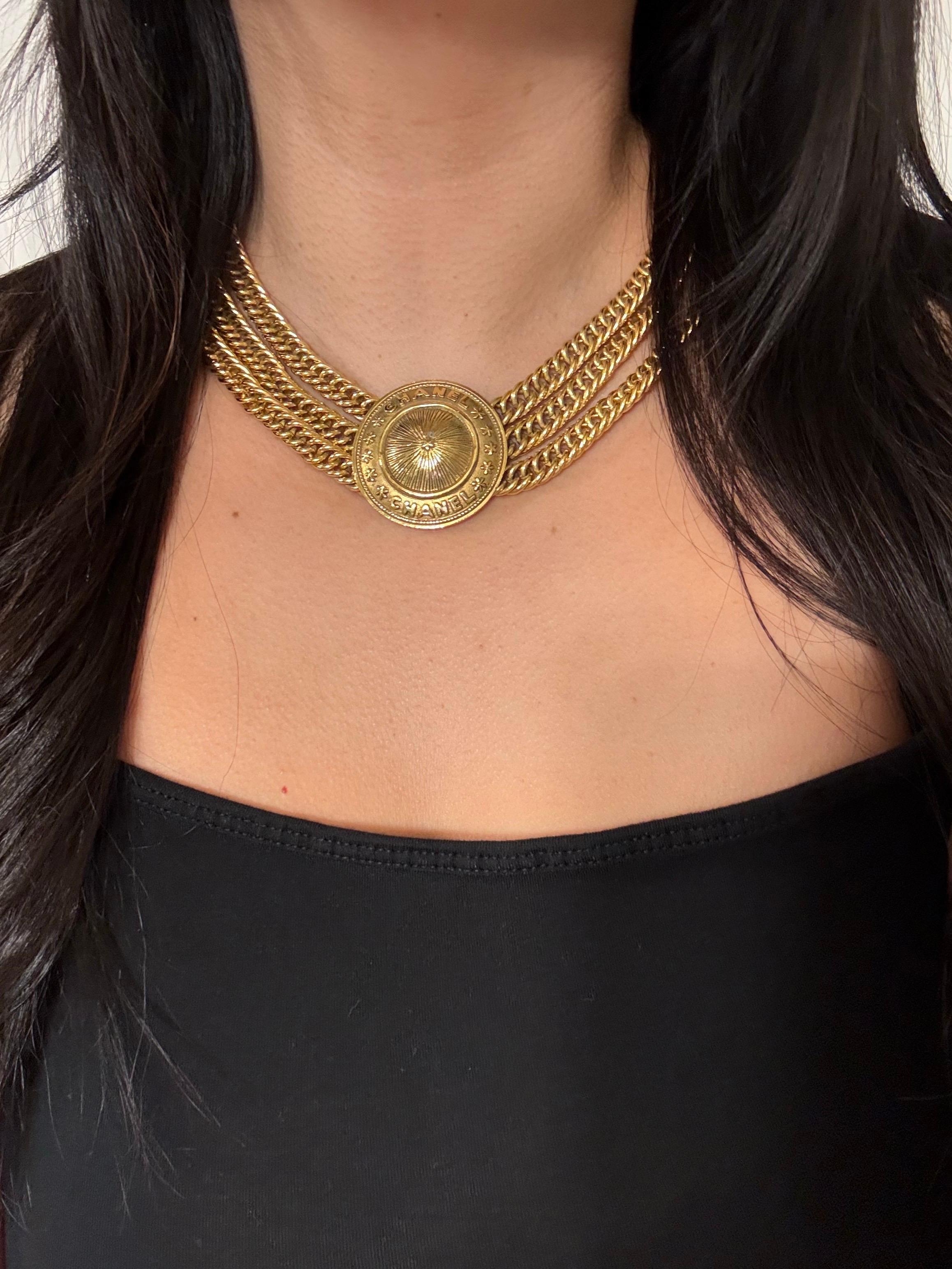 CHANEL - Collana Chanel vintage con medaglione a più fili in oro in vendita 1