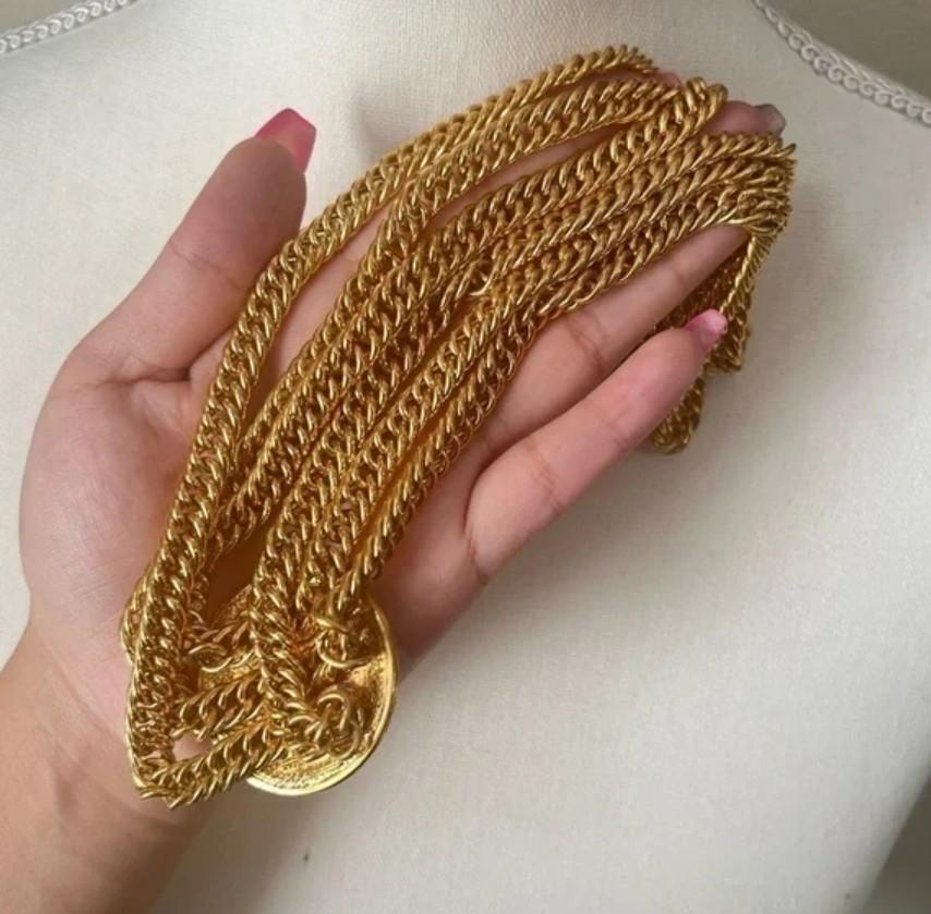 CHANEL - Collana Chanel vintage con medaglione a più fili in oro in vendita 2