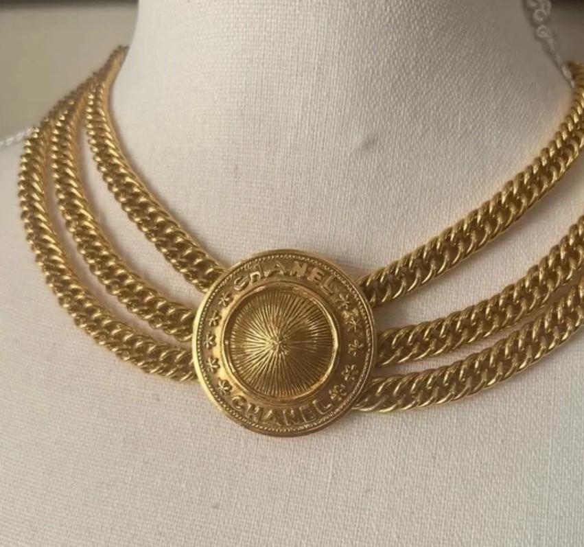 CHANEL - Collana Chanel vintage con medaglione a più fili in oro in vendita 3