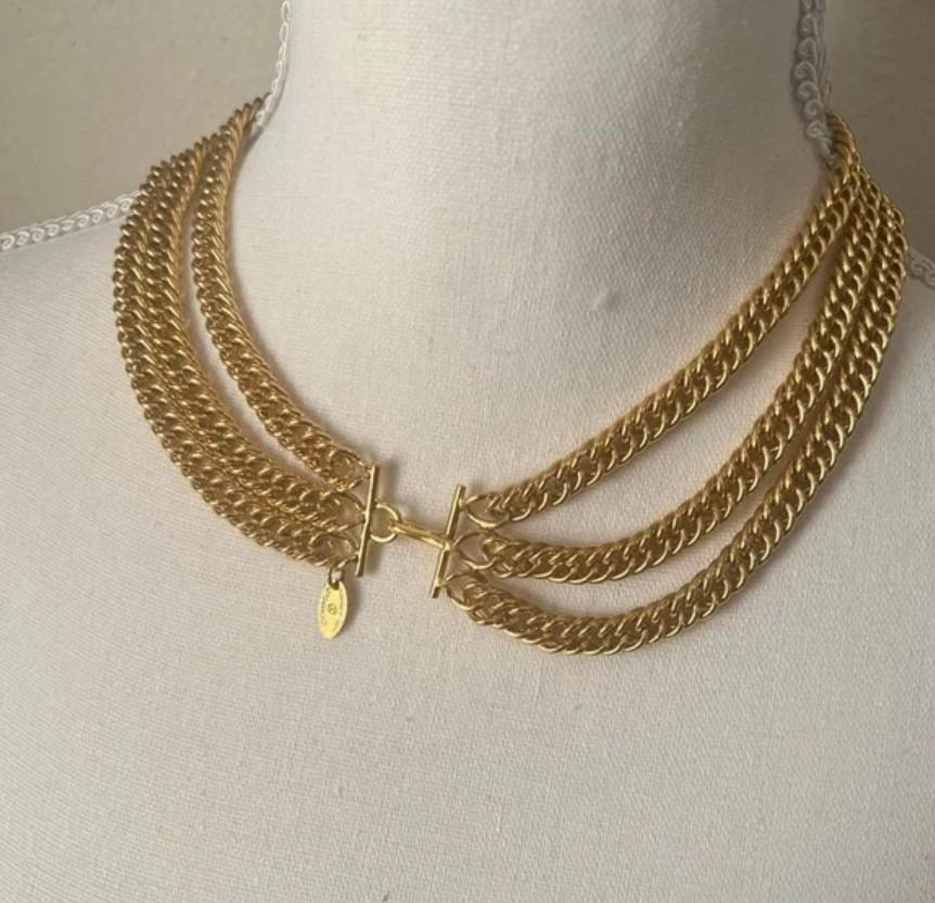CHANEL - Collana Chanel vintage con medaglione a più fili in oro in vendita 4