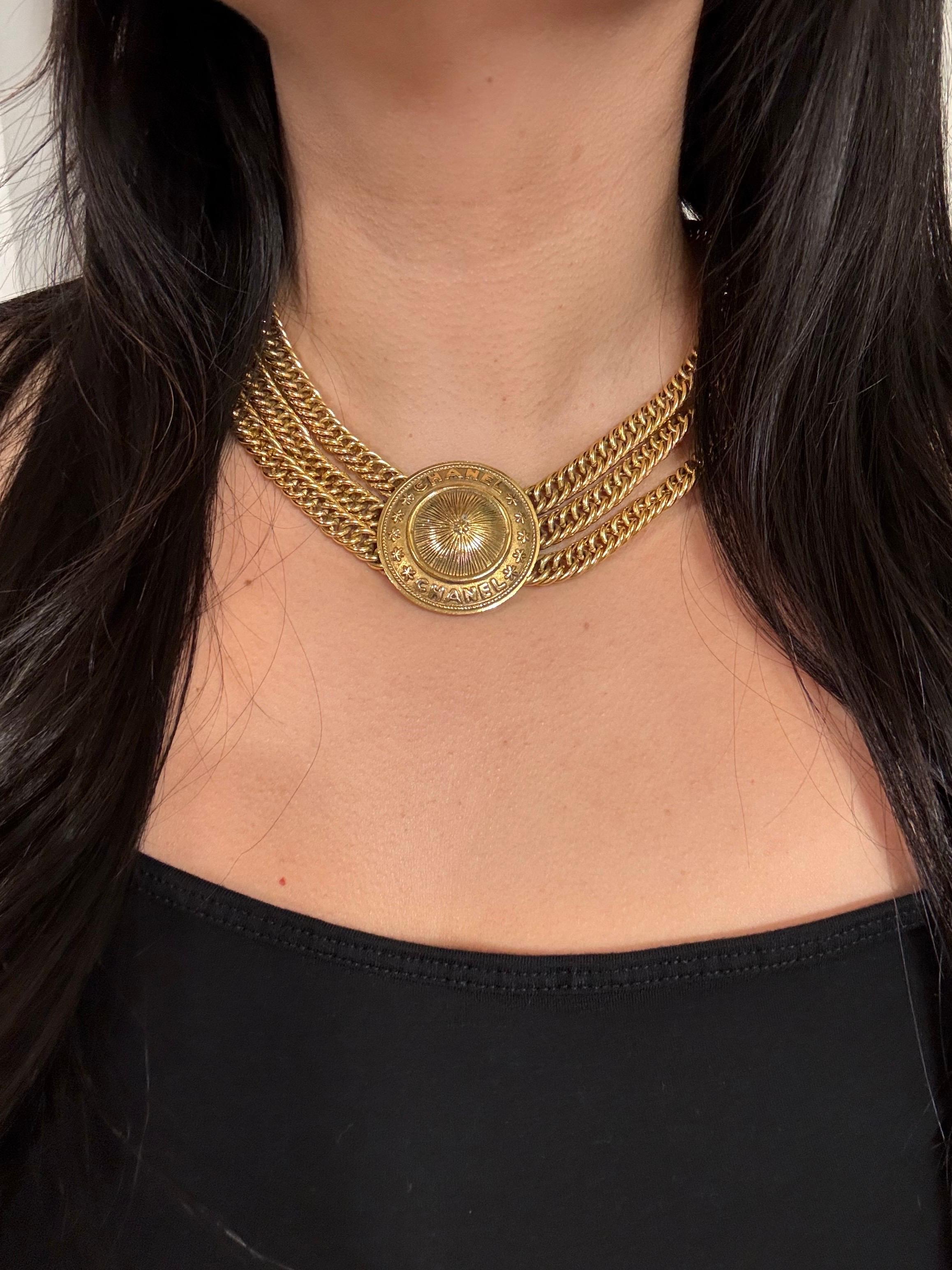 CHANEL - Collana Chanel vintage con medaglione a più fili in oro in vendita 5