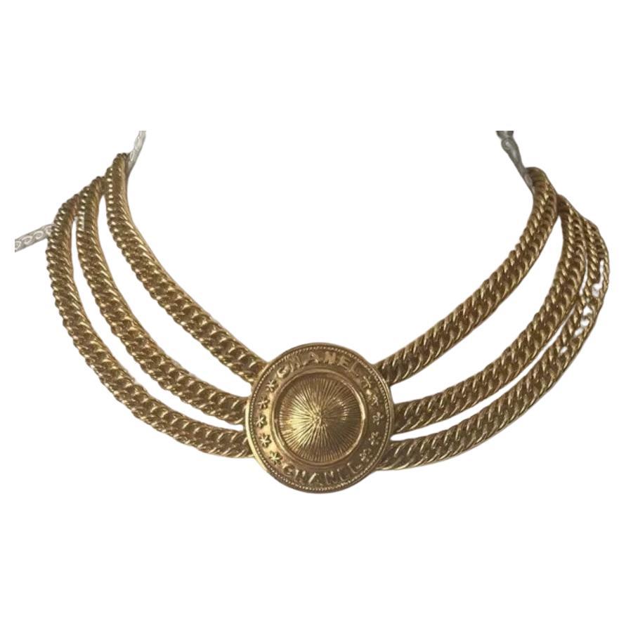 CHANEL - Collana Chanel vintage con medaglione a più fili in oro in vendita