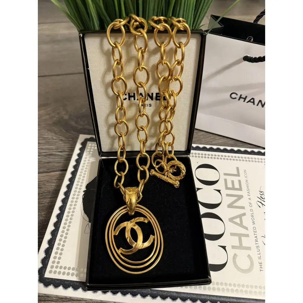 CHANEL Vintage Gold  Oval CC Logo Chunky Chain Pendant Necklace, circa 1995 In Good Condition For Sale In Bellevue, WA