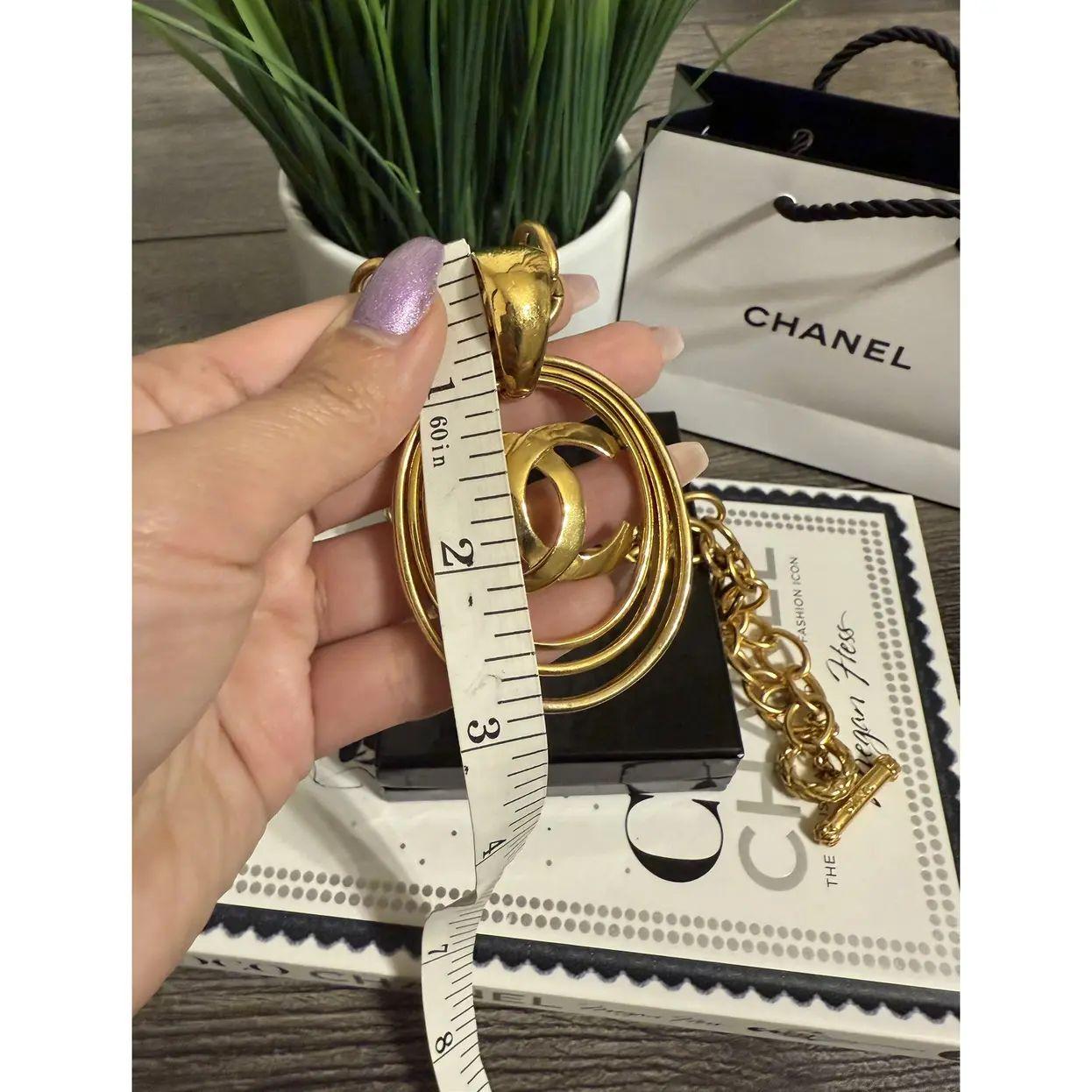 CHANEL Vintage Gold  Oval CC Logo Chunky Chain Pendant Necklace, circa 1995 For Sale 1