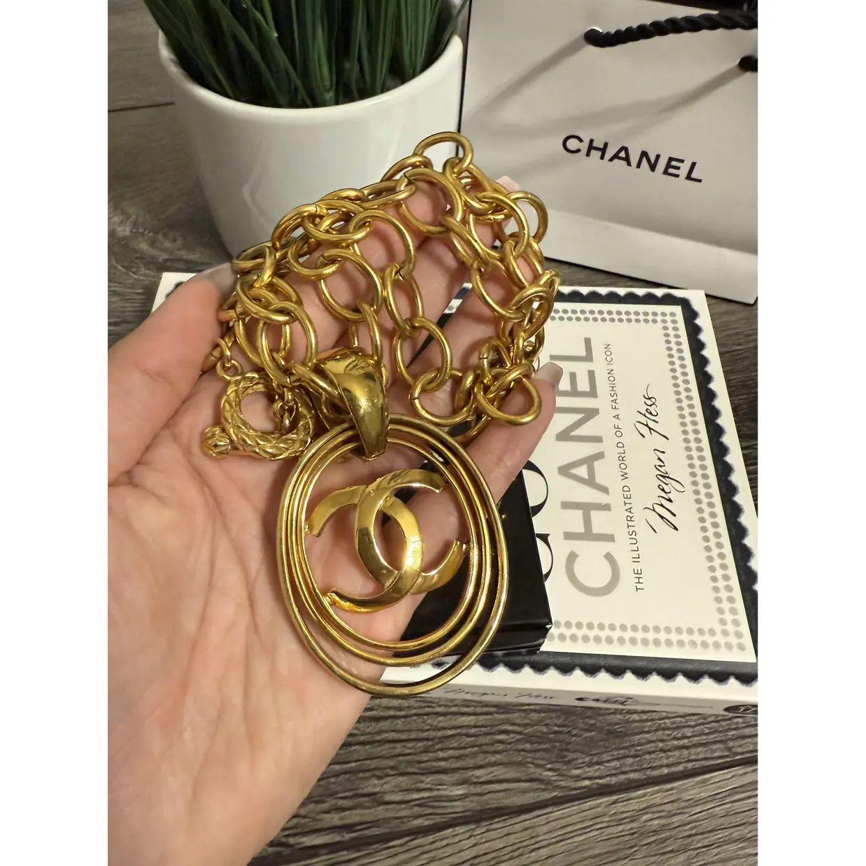 CHANEL Vintage Gold  Oval CC Logo Chunky Chain Pendant Necklace, circa 1995 For Sale 4