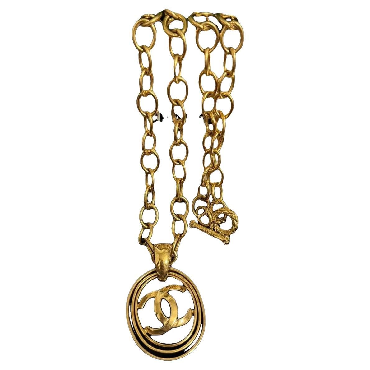 CHANEL Vintage Gold  Oval CC Logo Chunky Chain Pendant Necklace, circa 1995 For Sale