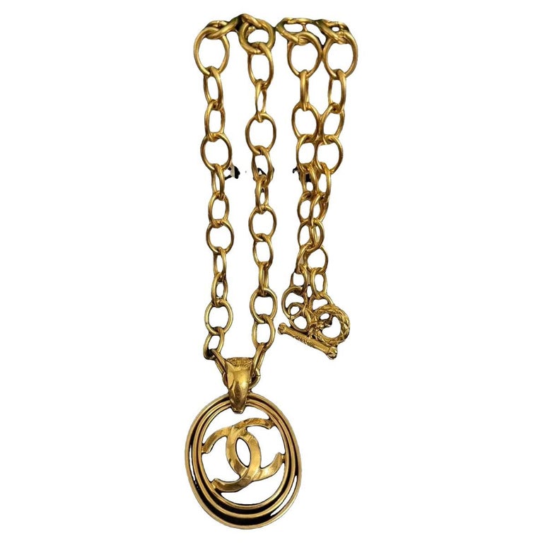 CHANEL Vintage Gold Oval CC Logo Chunky Chain Pendant 