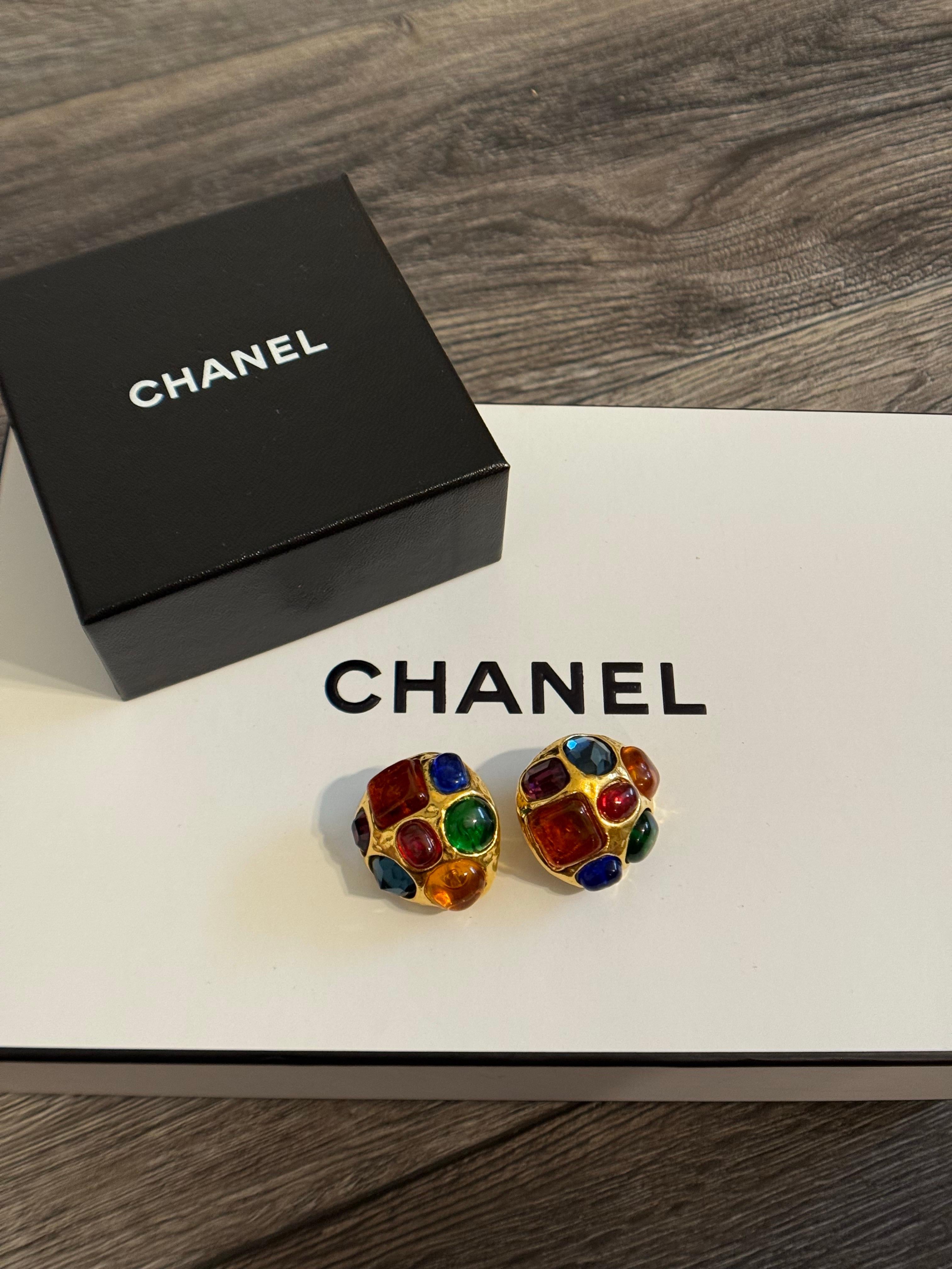 Chanel Vintage Gold gepflastert mit Cabochons Gripoix Clip On Ohrringe, circa 1980er im Angebot 6