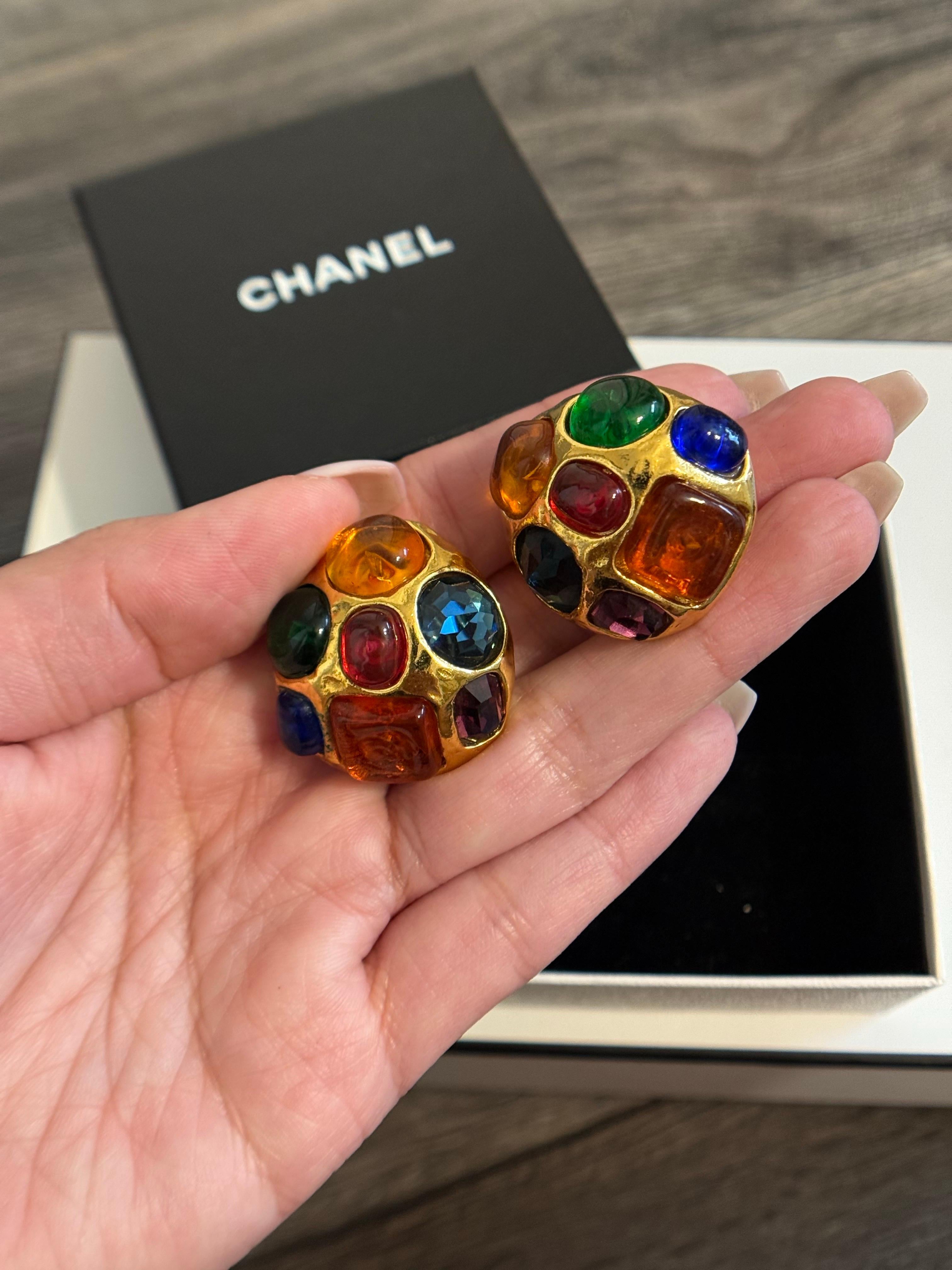Chanel Vintage Gold gepflastert mit Cabochons Gripoix Clip On Ohrringe, circa 1980er im Angebot 7