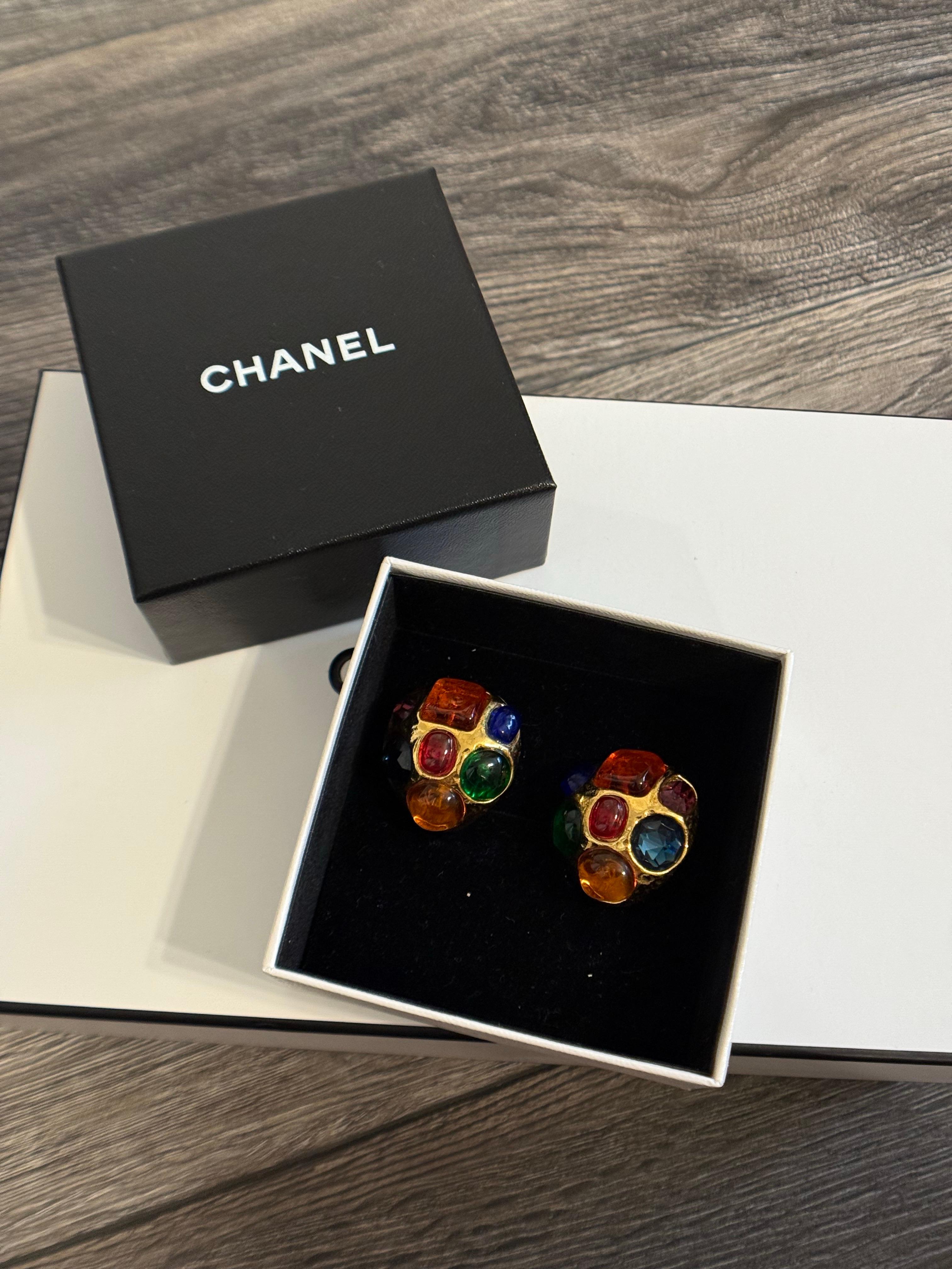 Die ikonischen Chanel Large Multicolor Gripoix Gold Earrings aus den 1980er Jahren sind eine atemberaubende Darstellung der einzigartigen Eleganz und der lebendigen Kunstfertigkeit der Marke.

Einzelheiten:
Markenzeichen: CHANEL
Collection'S