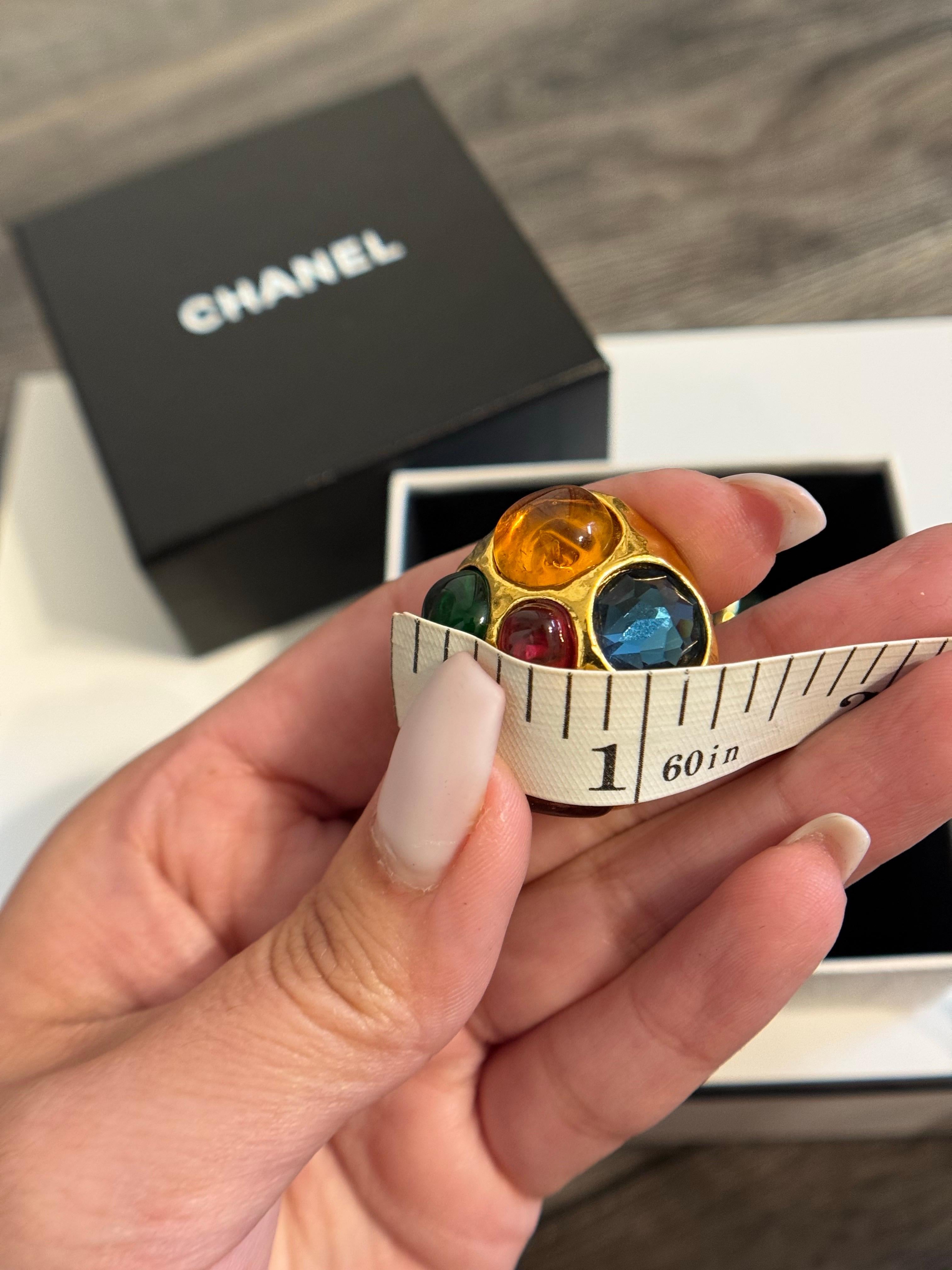 Chanel Vintage Gold gepflastert mit Cabochons Gripoix Clip On Ohrringe, circa 1980er für Damen oder Herren im Angebot