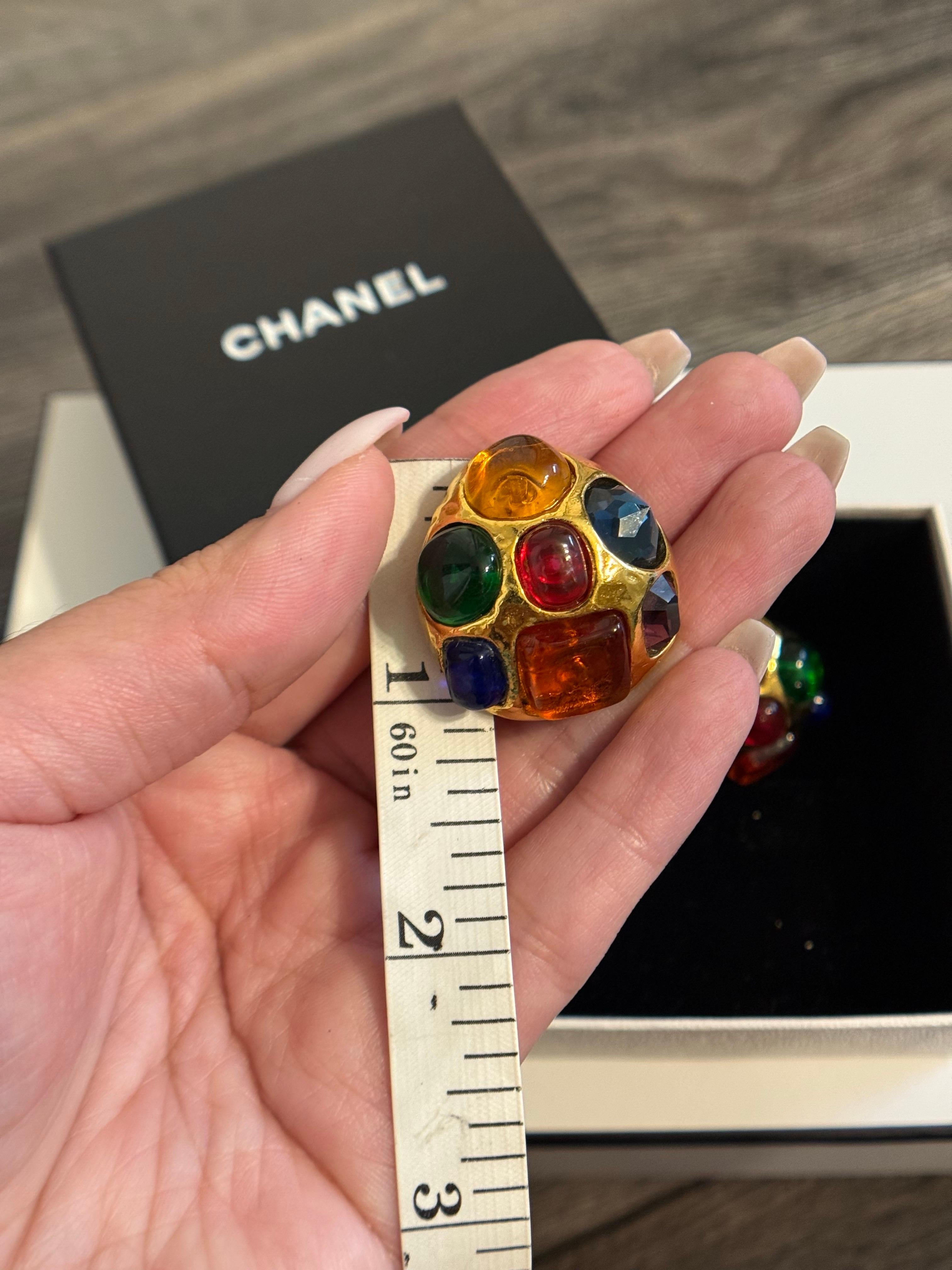 Chanel Vintage Gold gepflastert mit Cabochons Gripoix Clip On Ohrringe, circa 1980er im Angebot 1