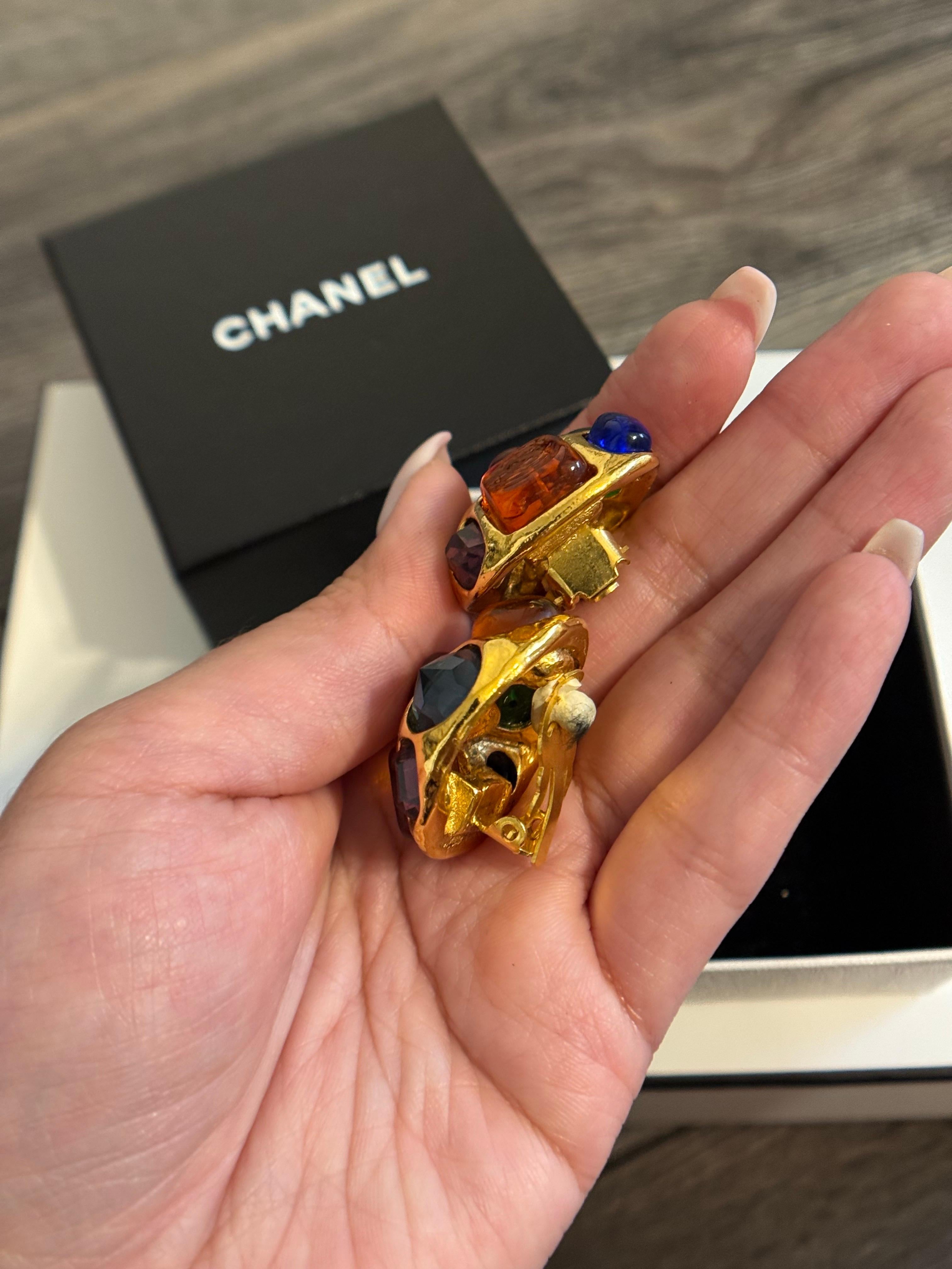 Chanel Vintage Gold gepflastert mit Cabochons Gripoix Clip On Ohrringe, circa 1980er im Angebot 2