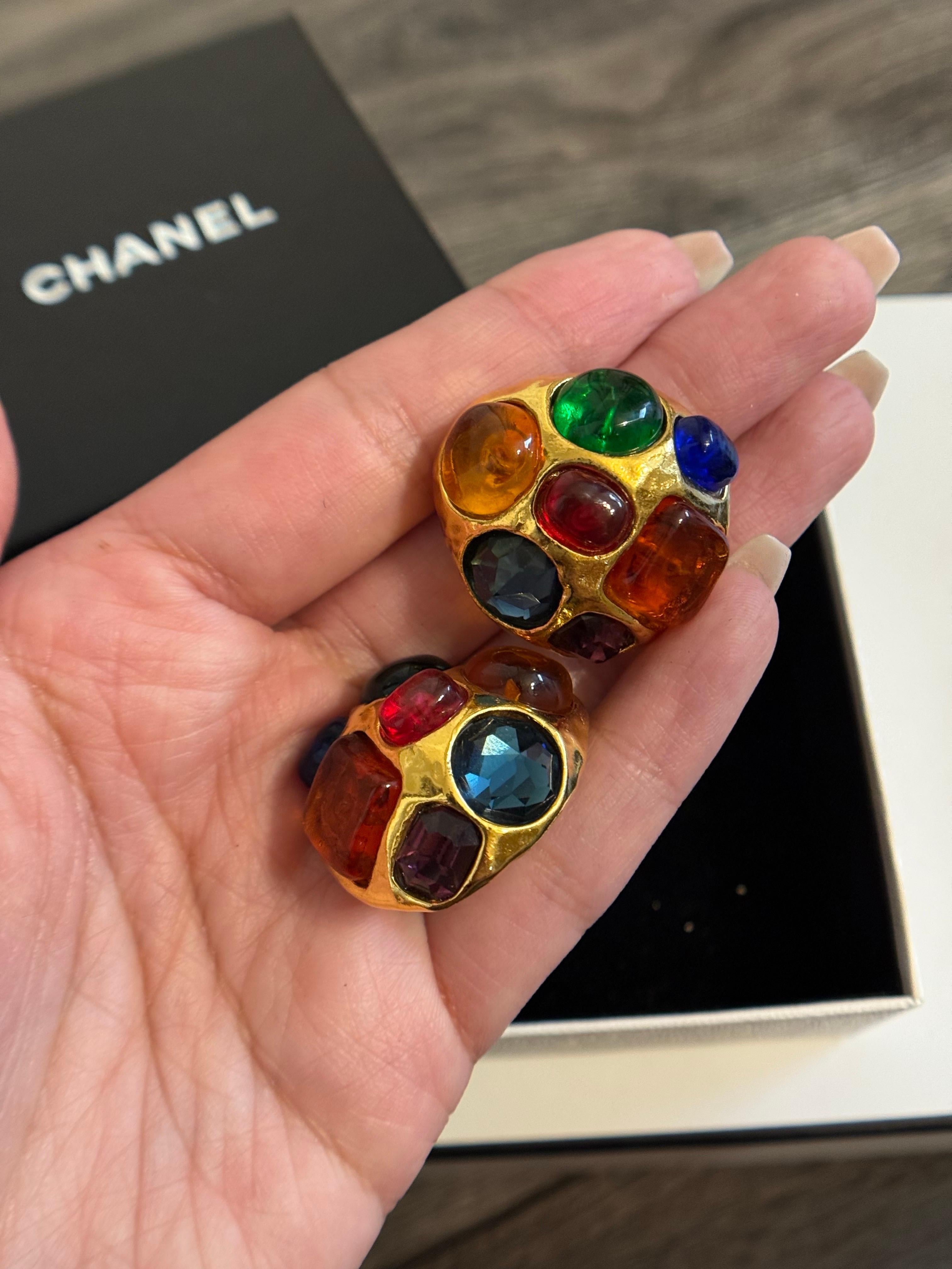 Chanel Vintage Gold gepflastert mit Cabochons Gripoix Clip On Ohrringe, circa 1980er im Angebot 3