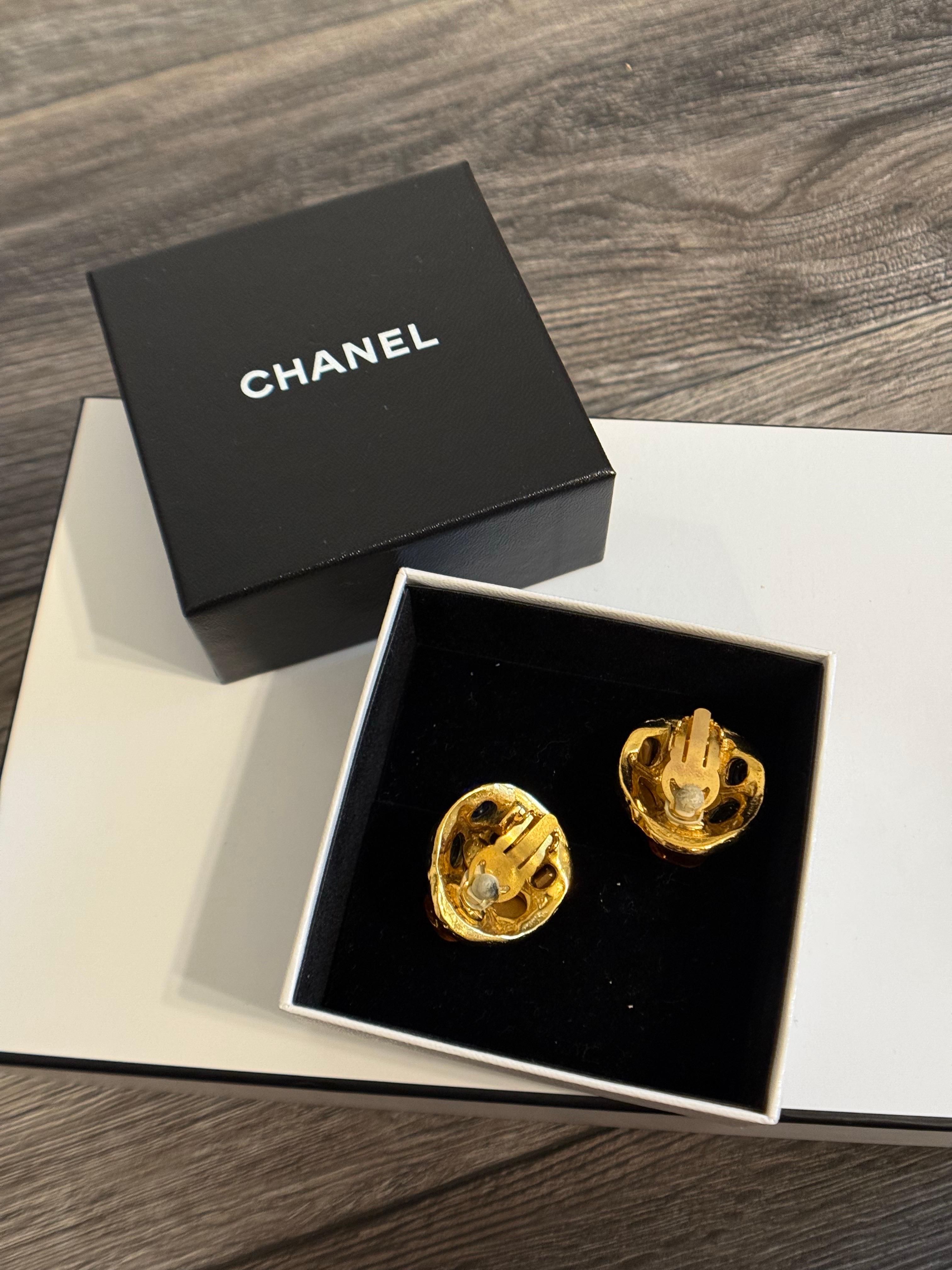 Chanel Vintage Gold gepflastert mit Cabochons Gripoix Clip On Ohrringe, circa 1980er im Angebot 4