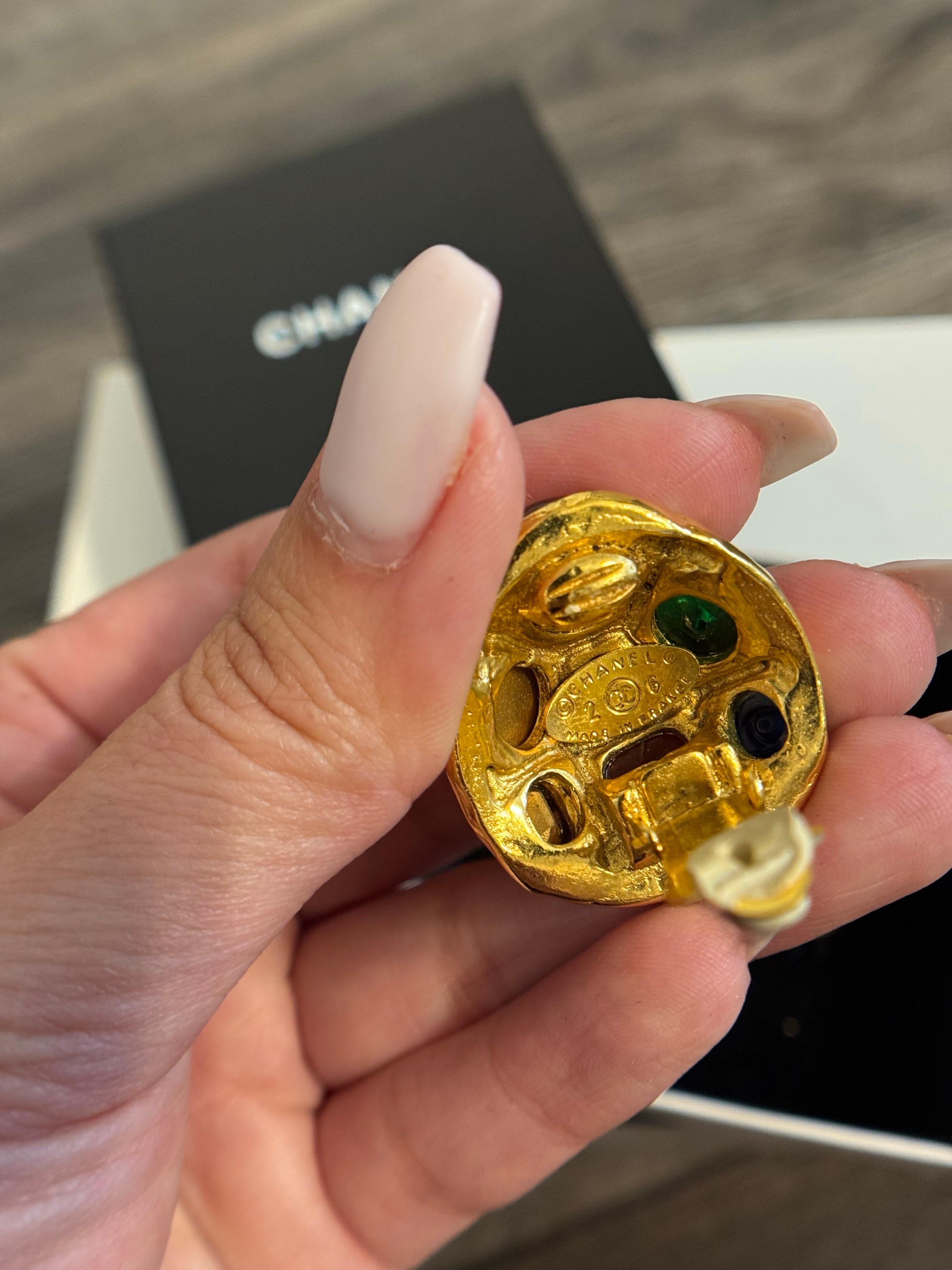 Chanel Vintage Gold gepflastert mit Cabochons Gripoix Clip On Ohrringe, circa 1980er im Angebot 5