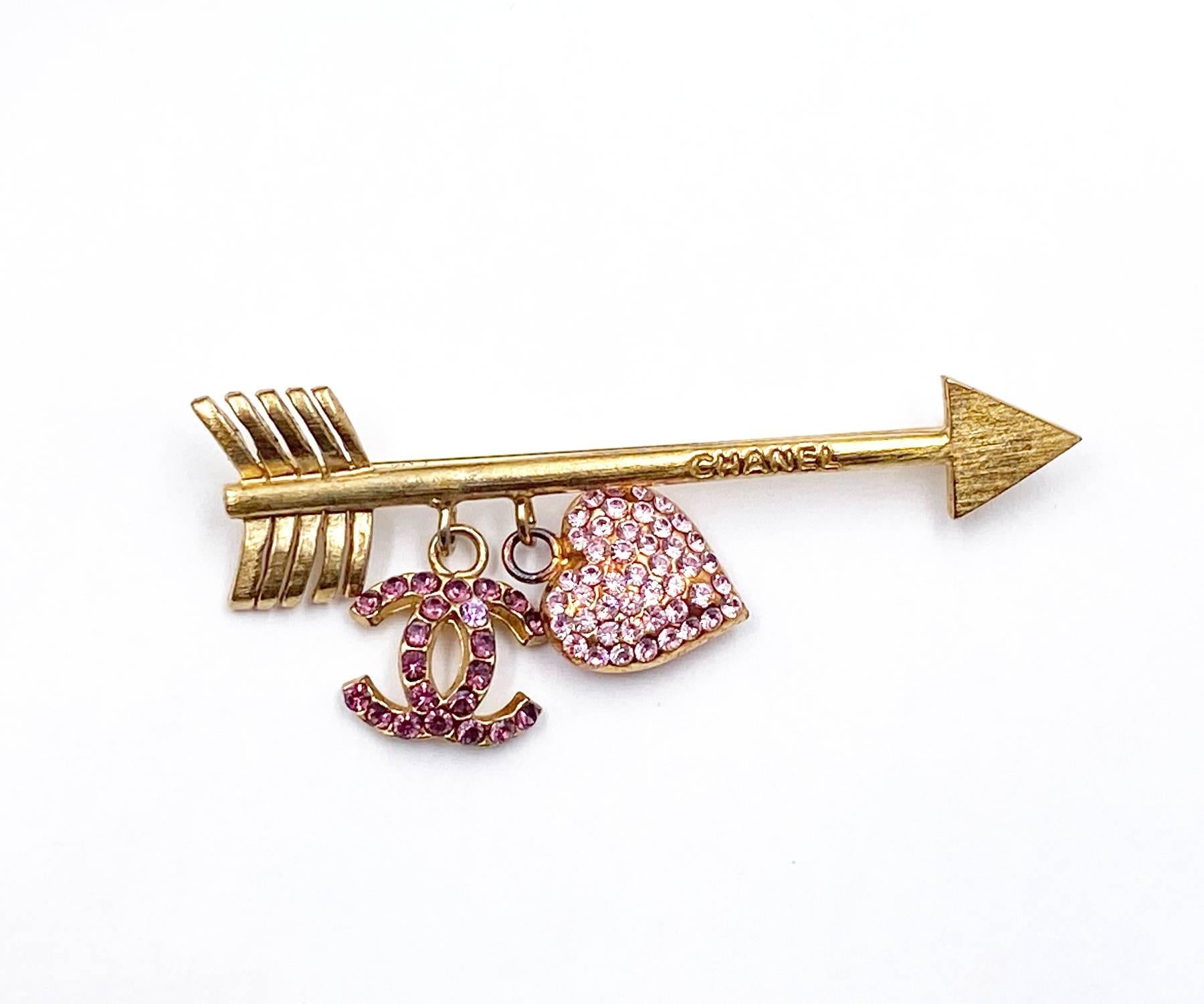 Chanel Vintage Gold Plated Arrow Pink Crystal CC Heart Brooch

*Marked 02
*Made in France
*Comes with original box

-Approximately 2.25″ x 1″
-Very cute and unique
-In a very good condition, except there is a small part of metal has color