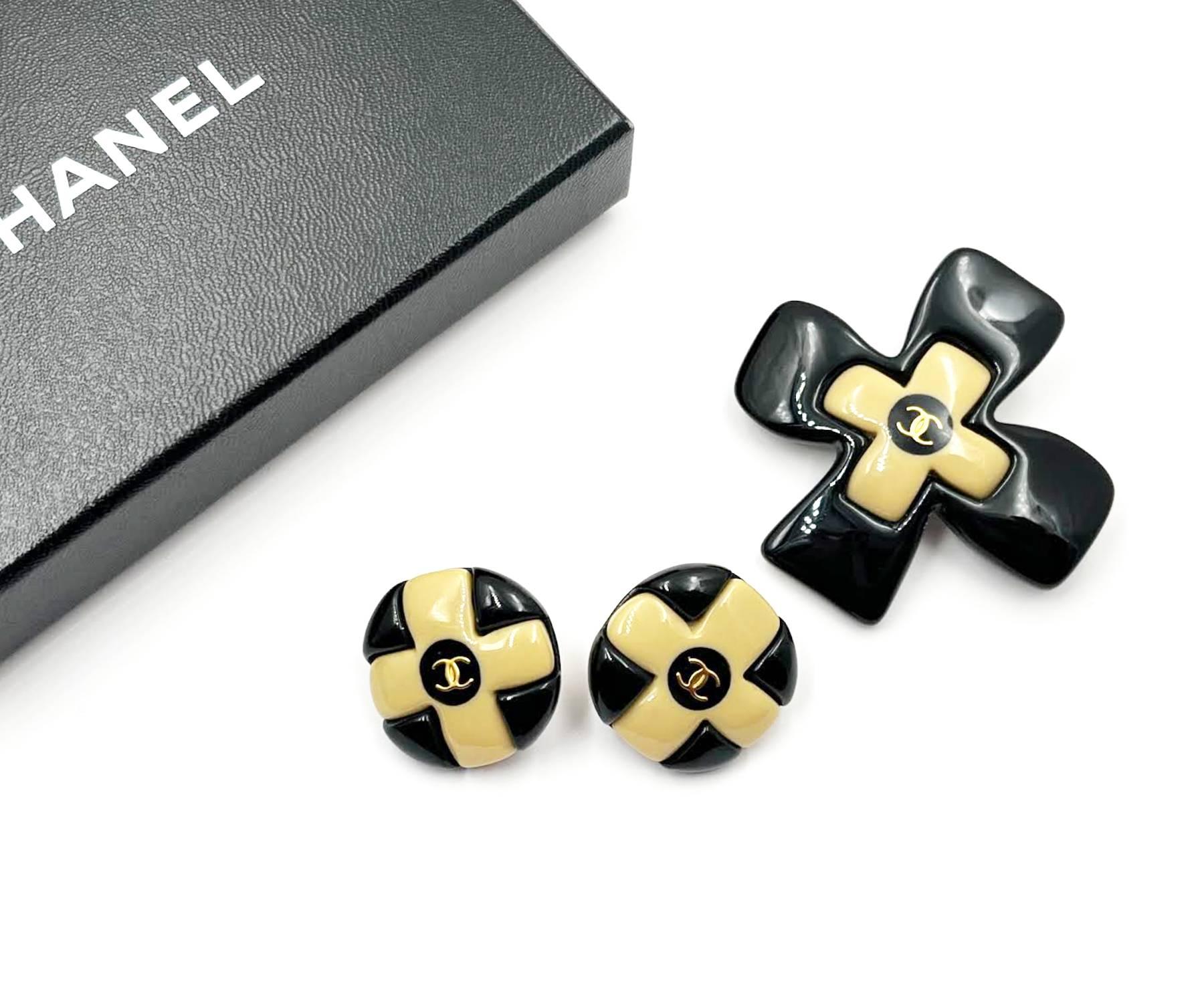 Chanel Vintage Gold Plated Beige Black CC Cross Clip on Earrings Brooch Set

*Marked 95
*Made in France
*Comes with original box

-The brooch is approximately 2.4″ x 2.4″.
-The earrings are approximately 1.25″ x 1.25″.
-Very unique and rare
-In an