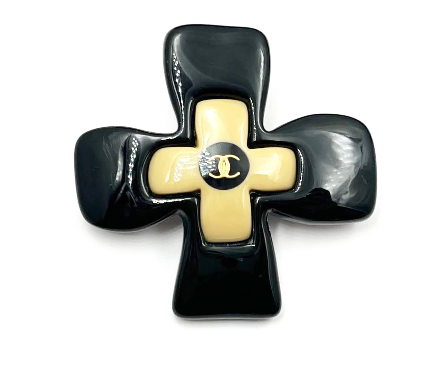 Chanel Vintage Gold Plated Beige Black CC Cross Clip on Earrings Brooch Set   In Good Condition For Sale In Pasadena, CA