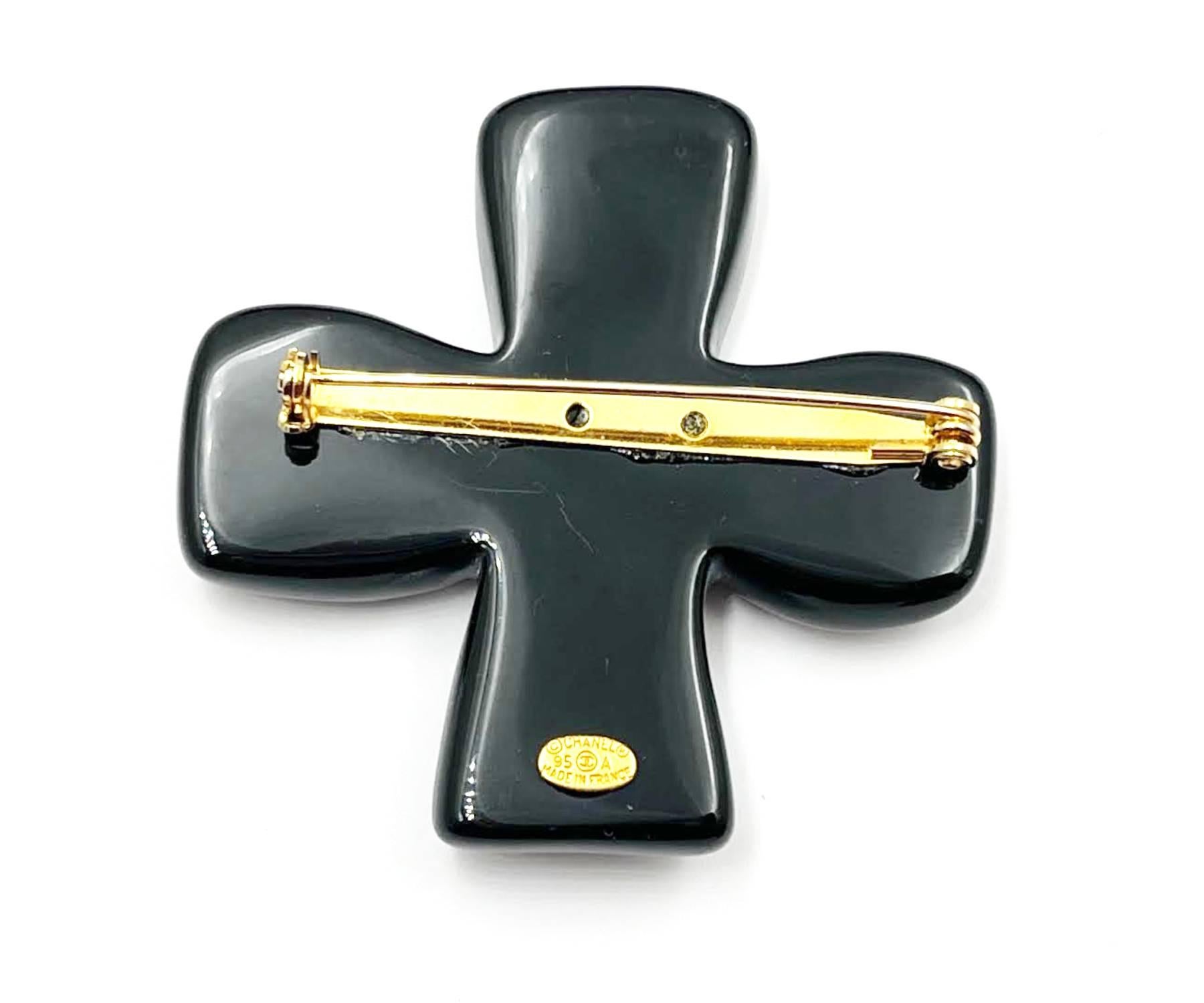 Women's Chanel Vintage Gold Plated Beige Black CC Cross Clip on Earrings Brooch Set   For Sale