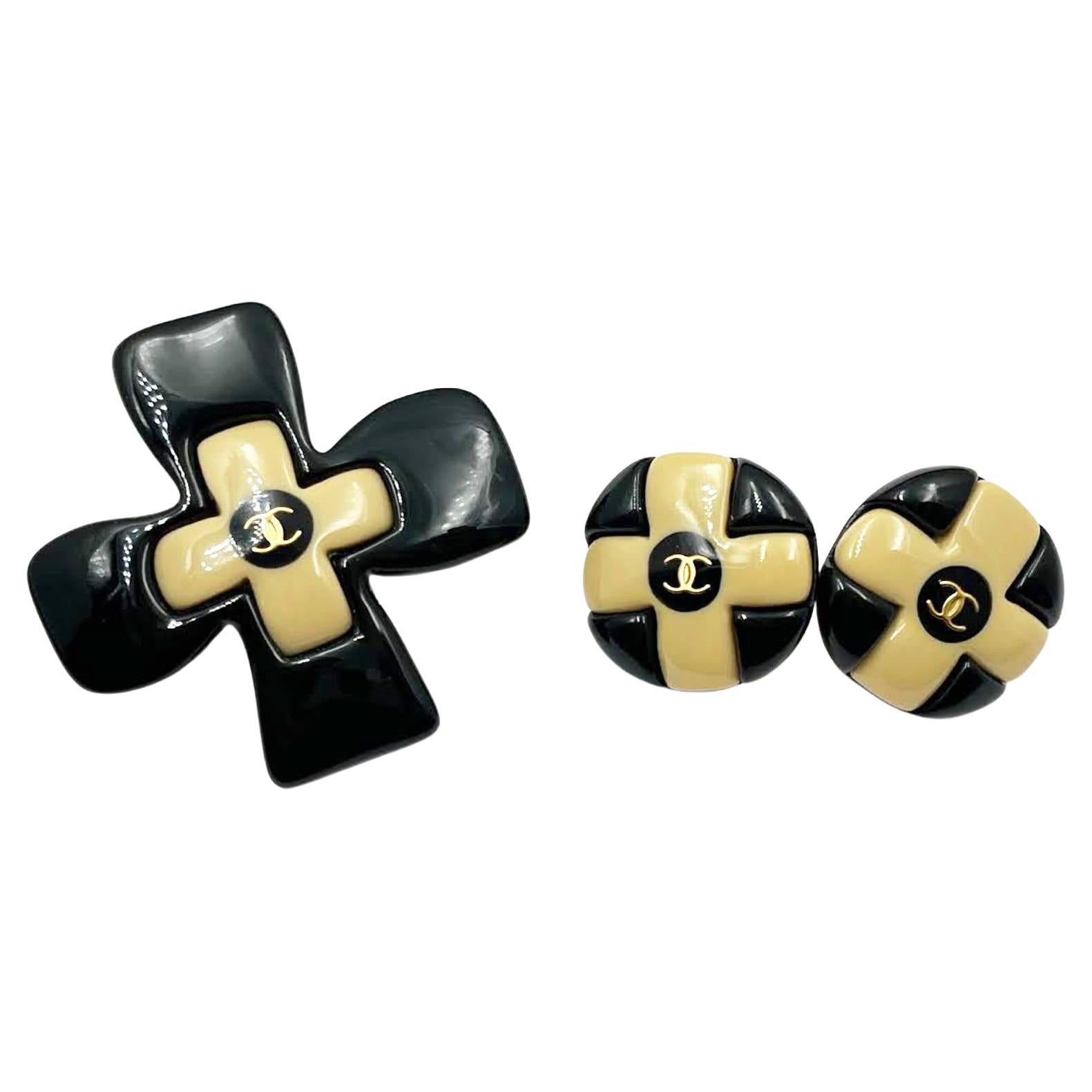 Chanel Vintage Vergoldete Beige Schwarz CC Kreuz-Ohrclips-Brosche Set 