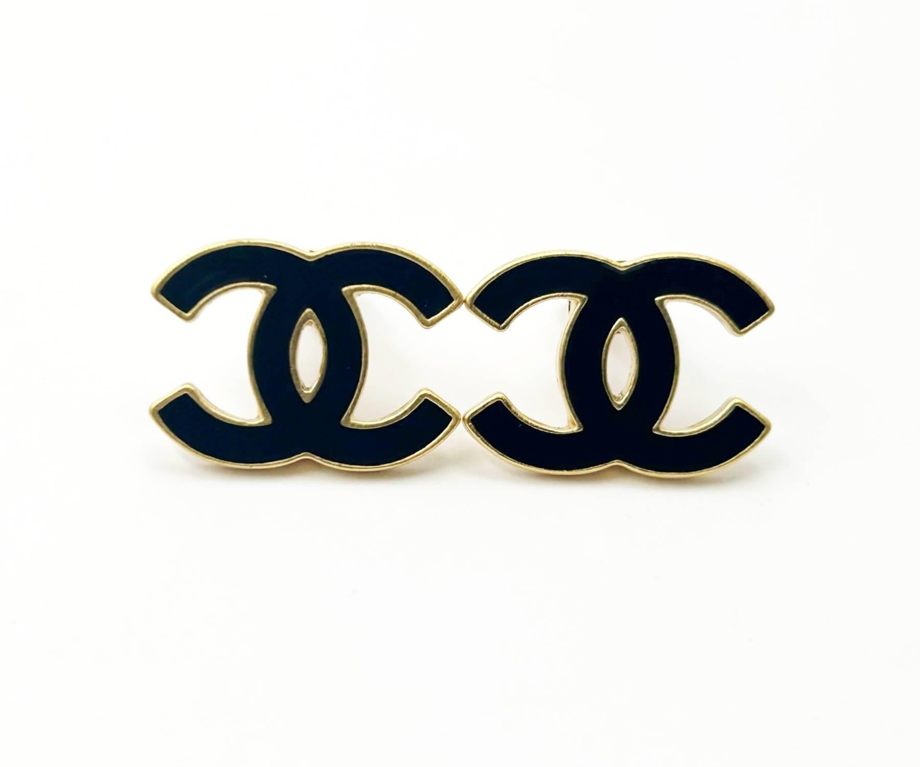 Chanel Vintage Gold Plated Black CC Clip on Earrings

*Marked 02
*Made in France
*Comes with the original box

-It is approximately 0.8