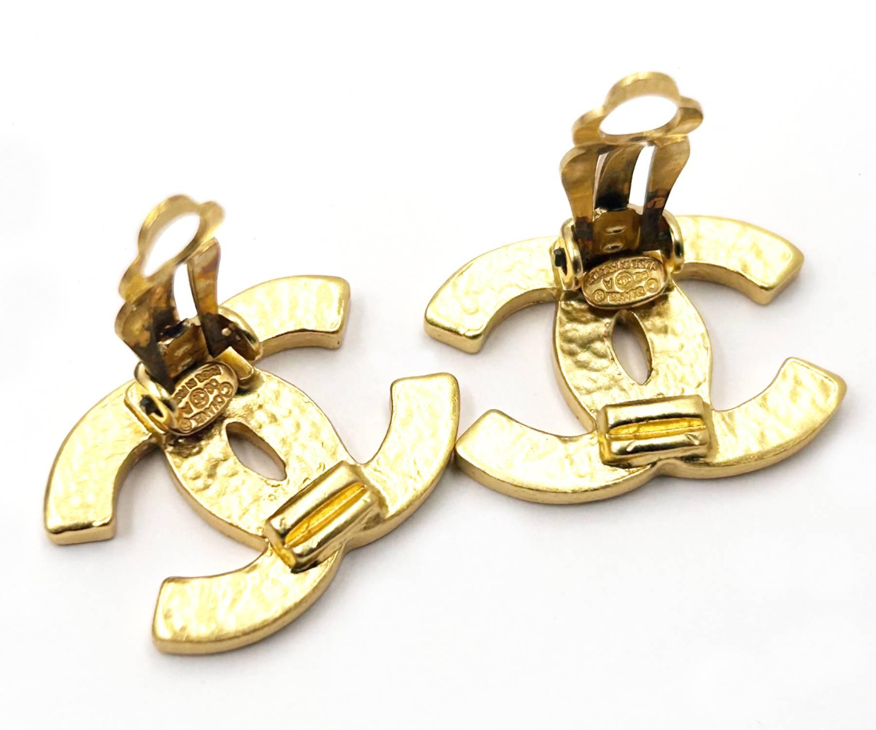 Chanel Vintage Gold Plated Black CC Clip on Earrings In Excellent Condition In Pasadena, CA