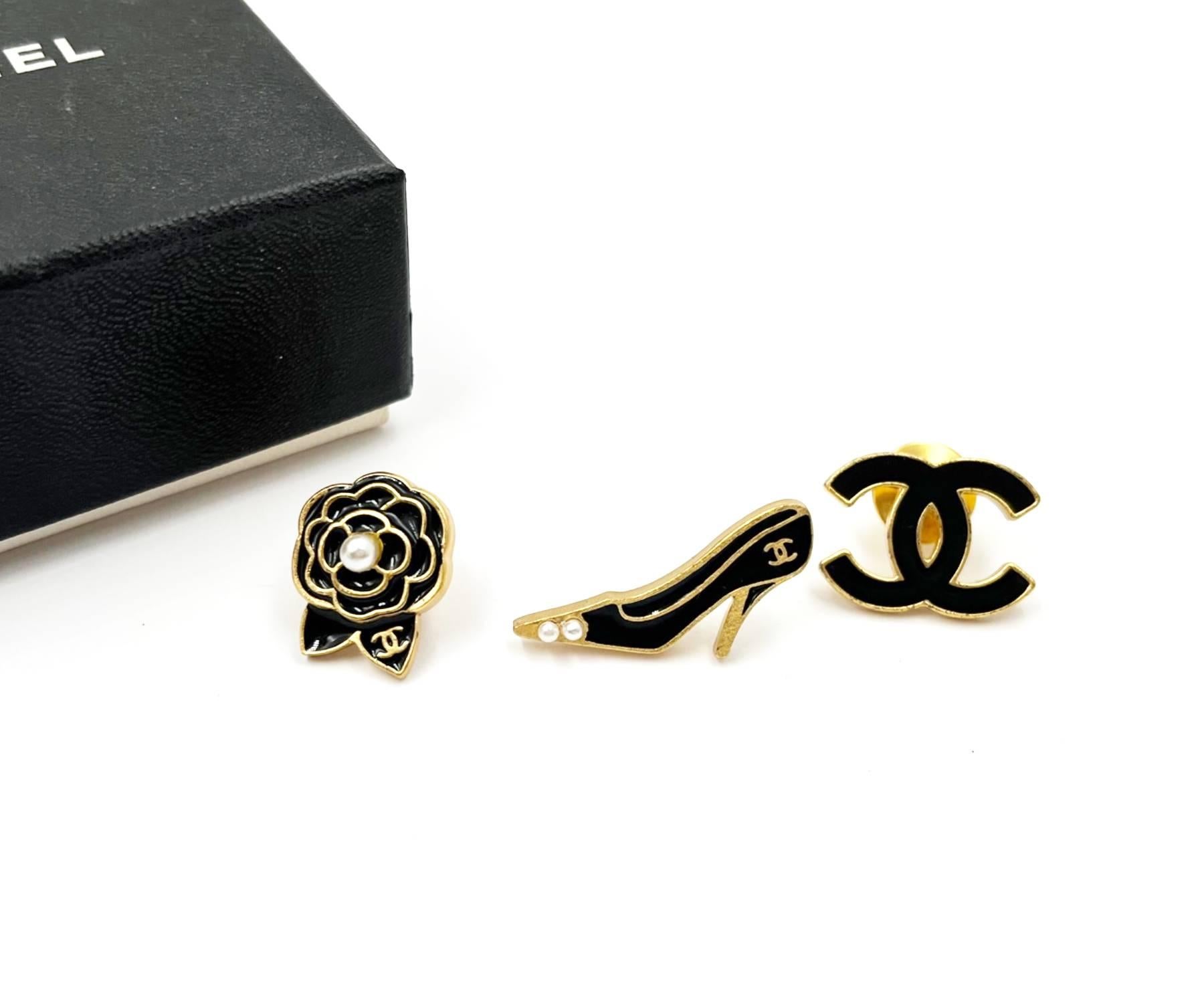 Chanel Vintage Gold Plated Black CC Heel Camellia Pins

*Marked 02
*Made in France
*Comes with the original box

-Approximately 0.75″ x 0.55″
-Very pretty
-In a pristine condition

AB3082-00253