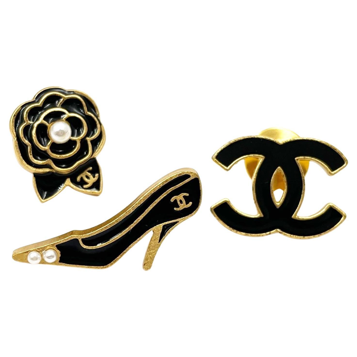 Chanel Vintage Gold Plated Black CC Heel Camellia Pins For Sale