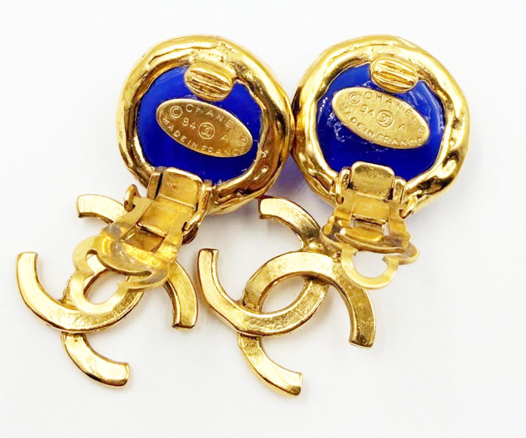 Chanel Vintage Gold Plated Blue Stone CC Dangle Clip on Earrings im Zustand „Hervorragend“ im Angebot in Pasadena, CA