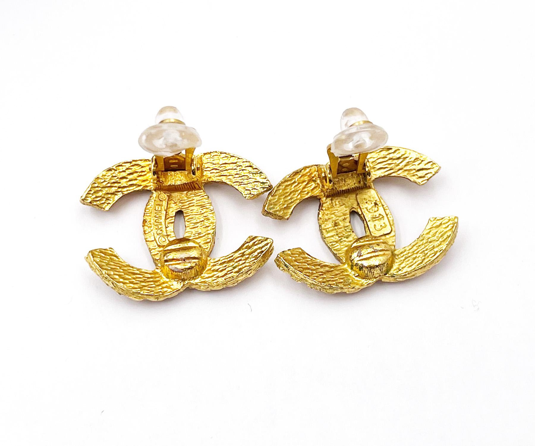 Chanel Vintage Gold Plated CC Basket Weave Small Clip on Earrings   In Excellent Condition For Sale In Pasadena, CA