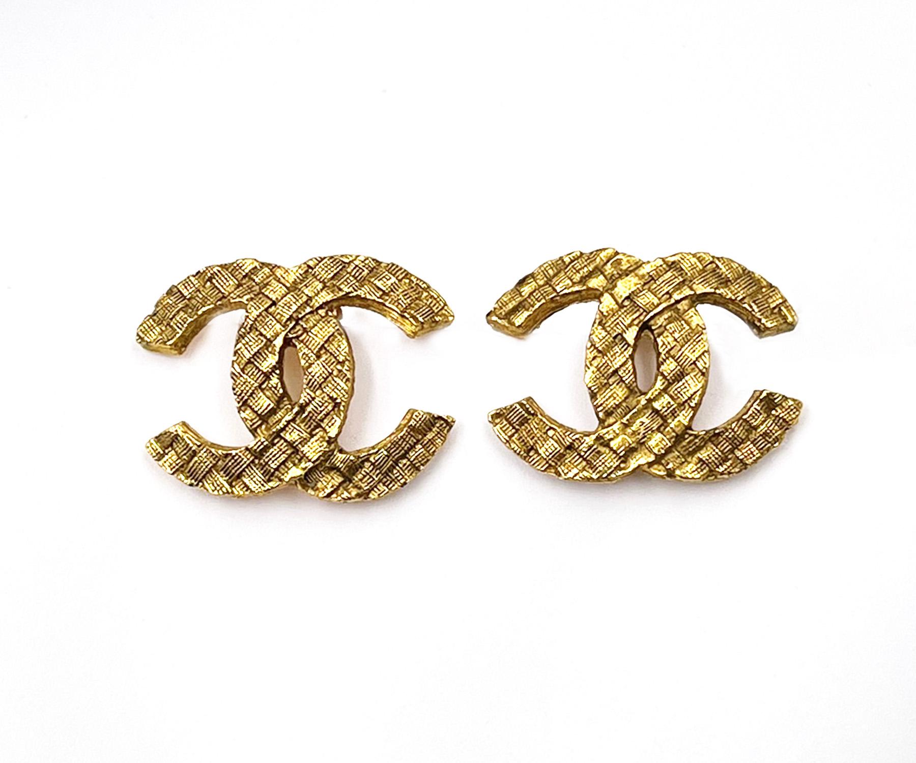 Chanel Vintage Gold Plated CC Basket Weave Small Clip on Earrings   For Sale
