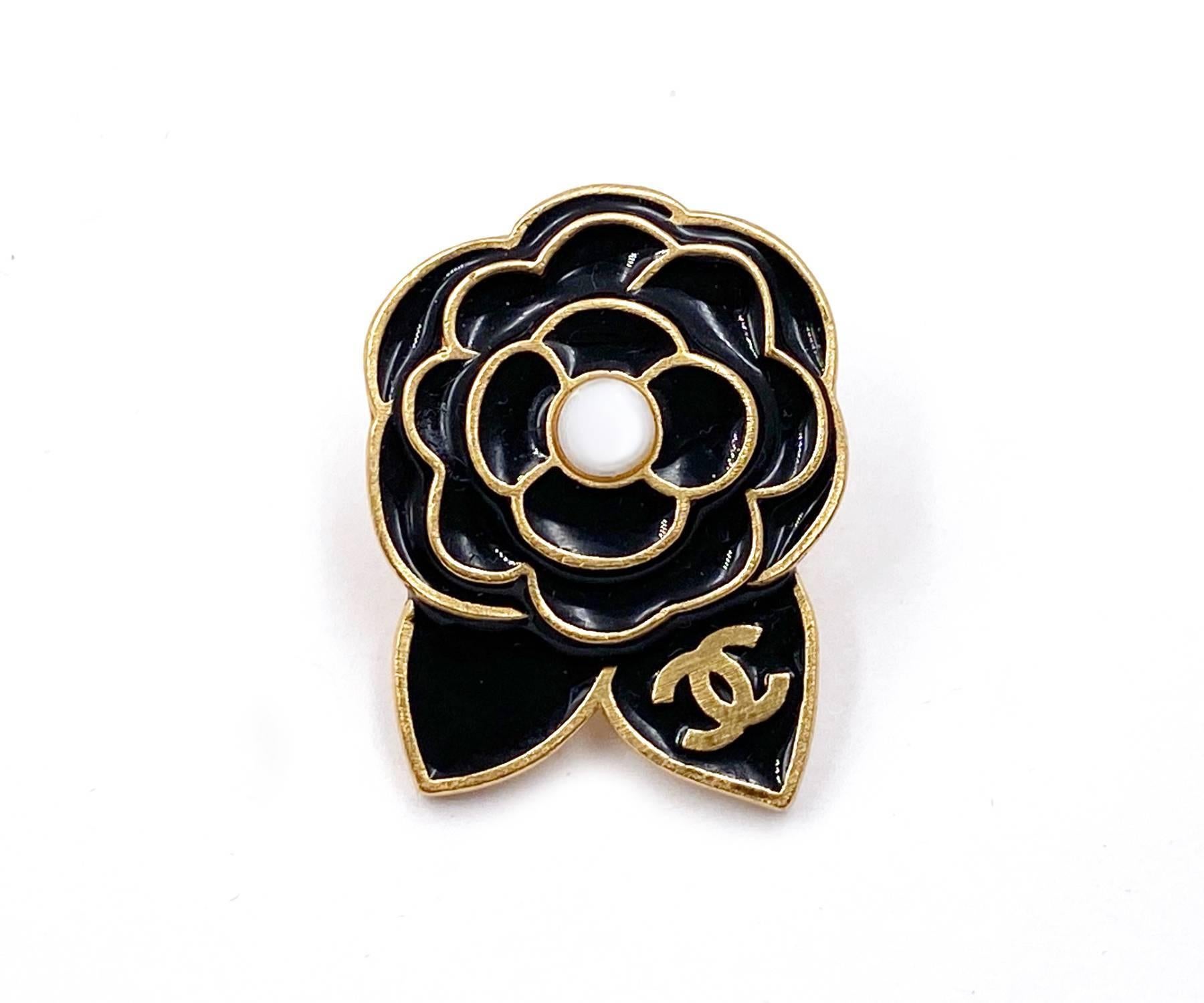 Chanel Vintage Gold Plated CC Black Camellia Pin

*Marked 02
*Made in France
*Comes with original box

-Approximately 1″ x 0.75″
-Very pretty and classic
-In a very good condition.

AB2042-00095

