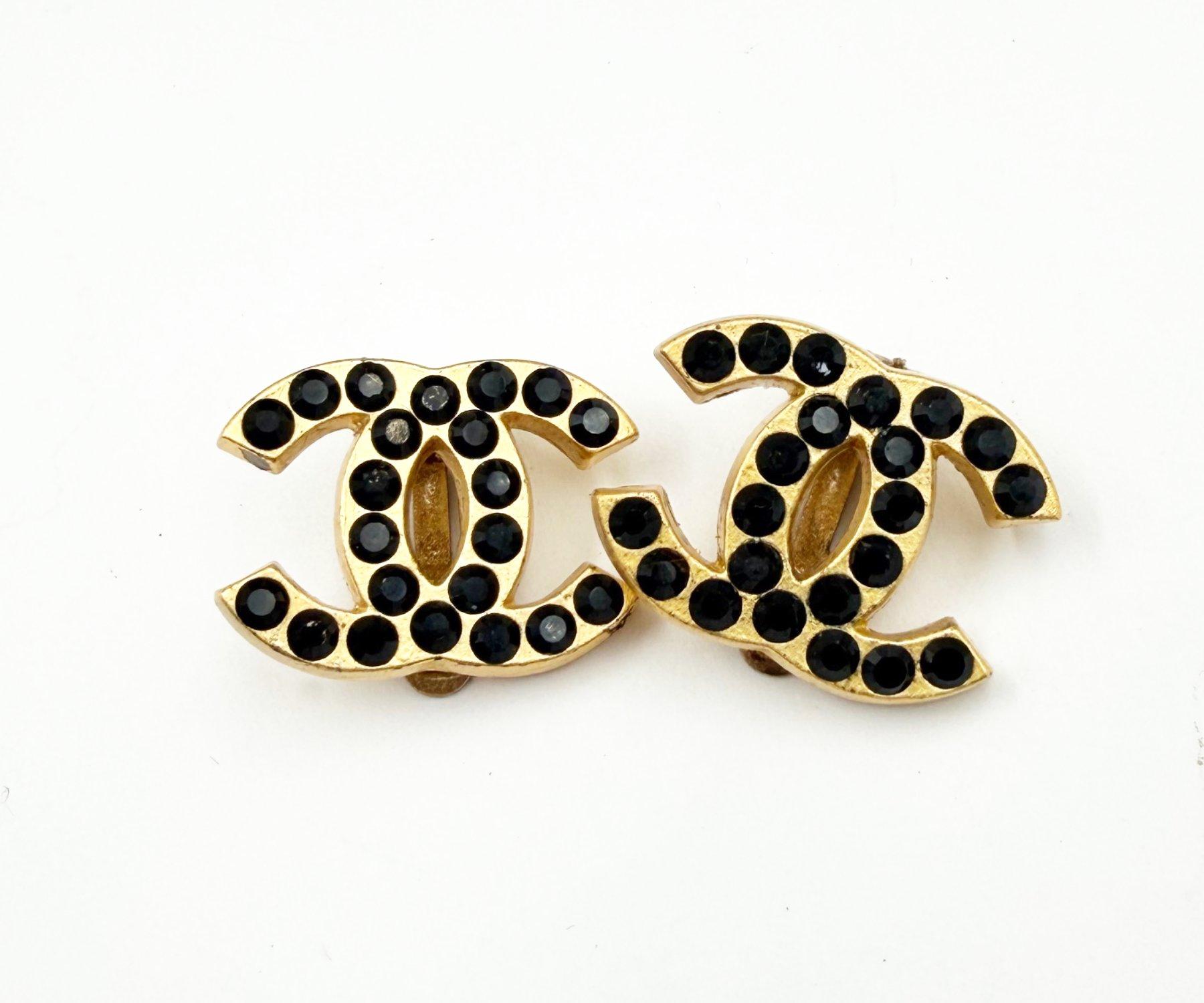 Chanel Vintage Gold Plated CC Black Crystal Clip on Earrings

*Marked 01
*Made in France

-Approximately 0.8