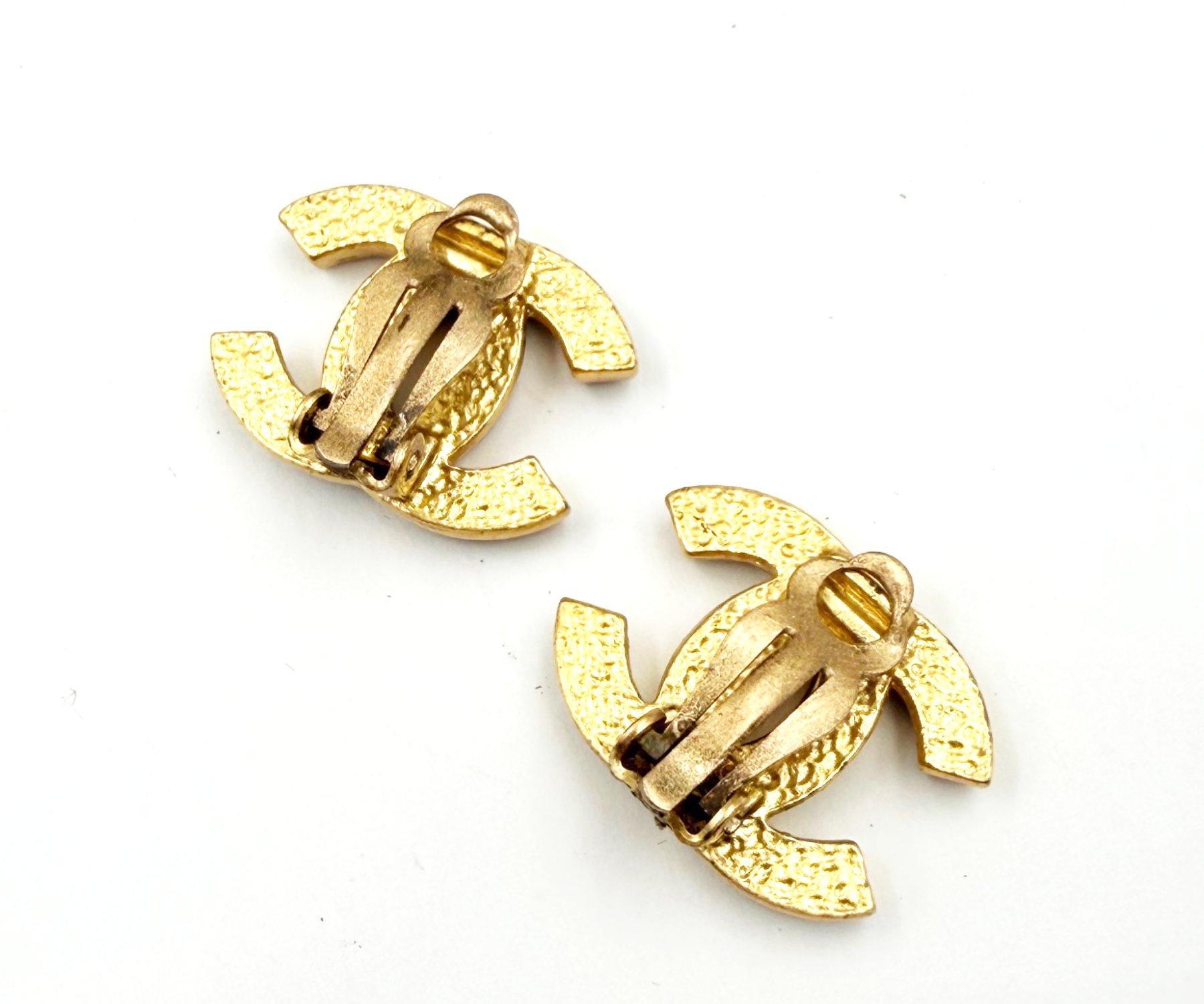Chanel Vintage Gold Plated CC Black Crystal Clip on Earrings In Excellent Condition For Sale In Pasadena, CA