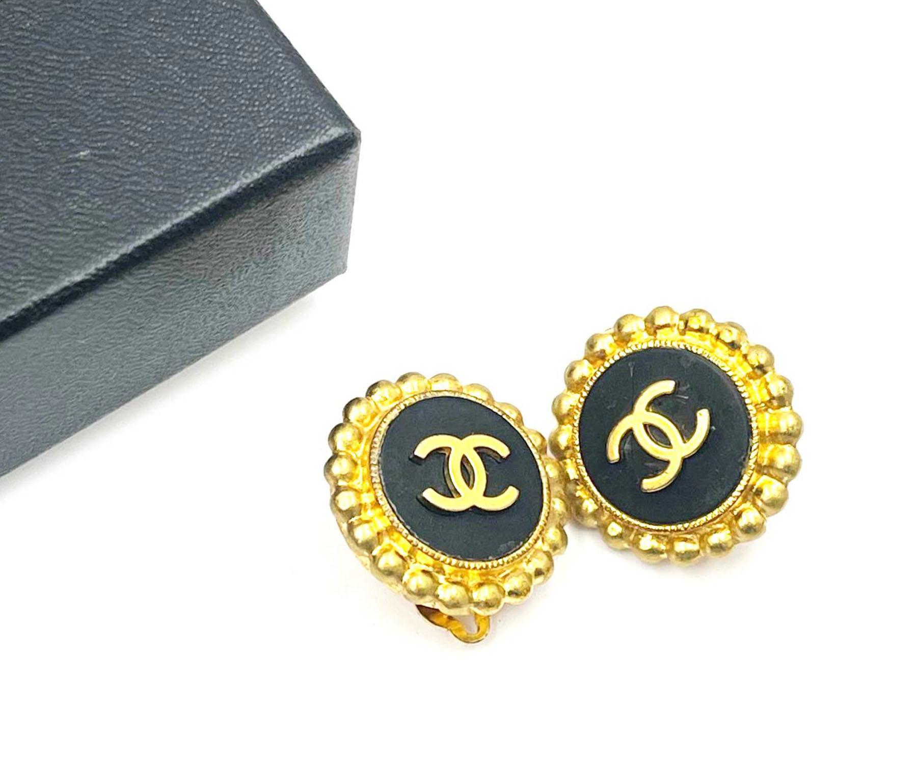 Artisan Chanel Vintage Gold Plated CC black Gold Dot Edge Clip on Earrings  For Sale