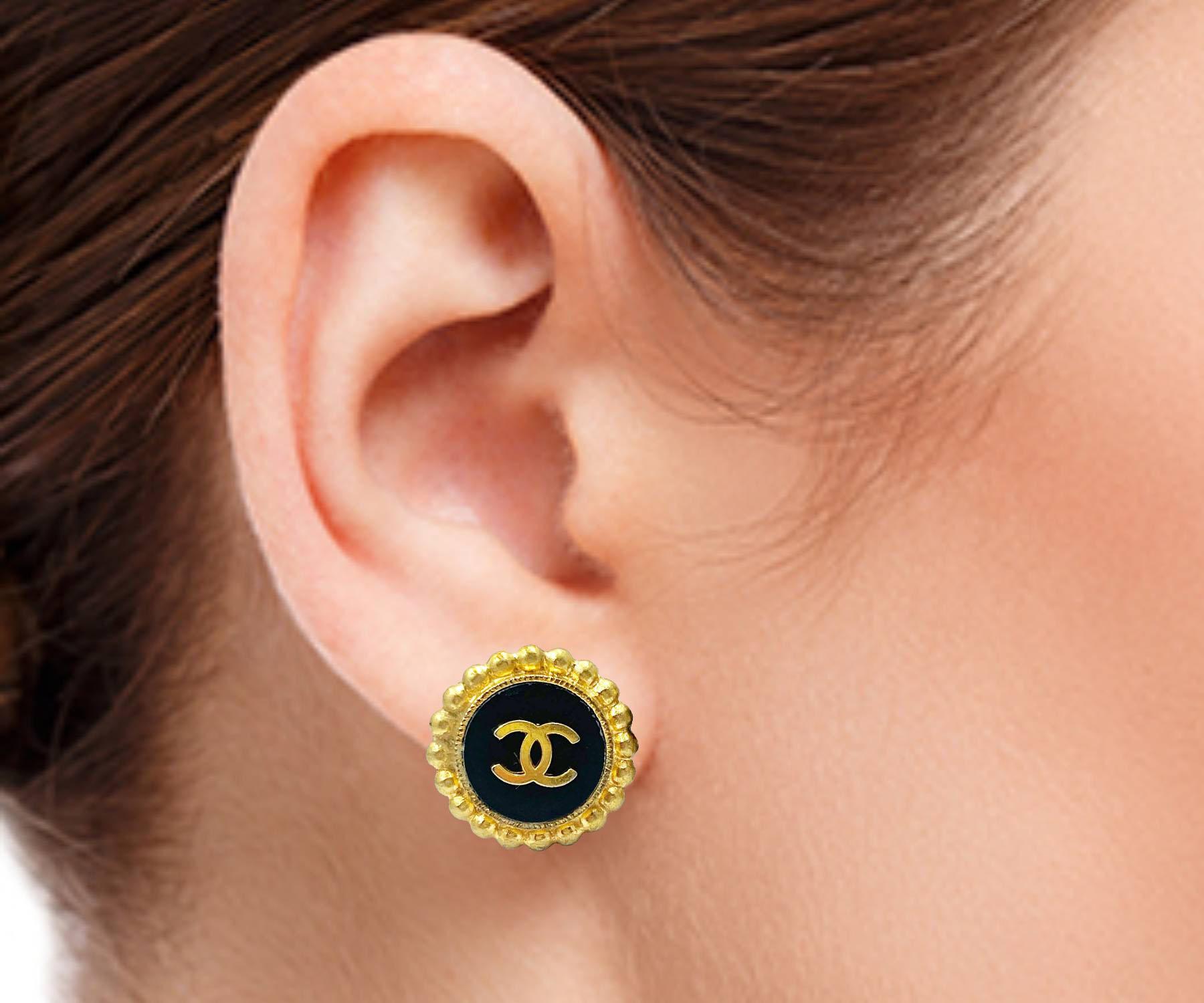 Chanel Vintage Gold Plated CC black Gold Dot Edge Clip on Stud Earrings In Excellent Condition For Sale In Pasadena, CA