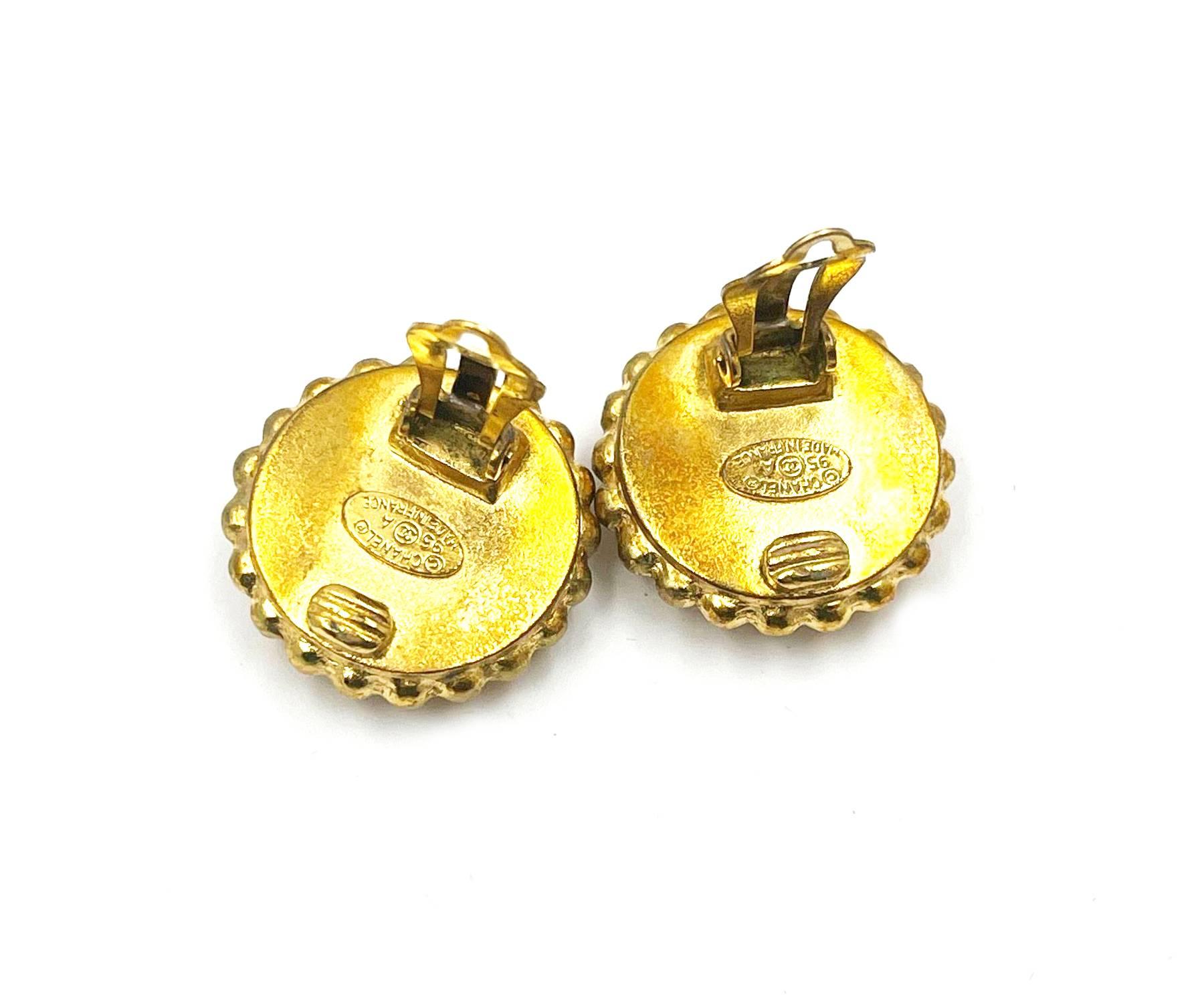 Chanel Vintage vergoldete CC schwarz-goldene gepunktete Kante Clip-Ohrringe  Damen im Angebot