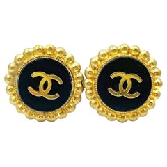 Chanel Clous d'oreilles vintage en plaqué or noir CC à bord pointu