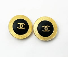 Orecchini Chanel vintage placcati in oro CC con bordo in oro nero, come quelli visti su Nicole Richie