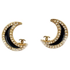 Boucles d
oreilles à pince Chanel Vintage en plaqué or CC et cristal de lune noir