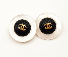 Chanel Vintage Chapado en Oro CC Negro Acolchado Madreperla XL Clip en Pendientes