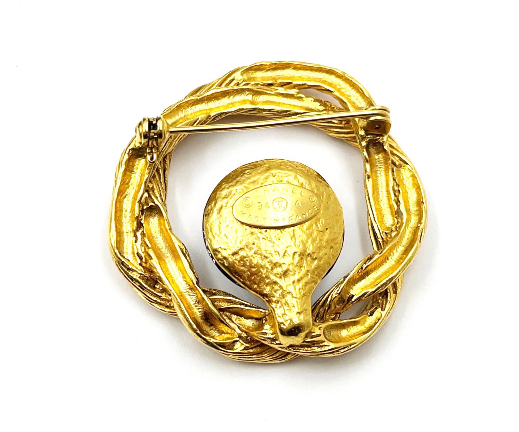 Artisan Chanel Broche couronne vintage en forme de couronne en or plaqué CC avec pierres bleues   en vente