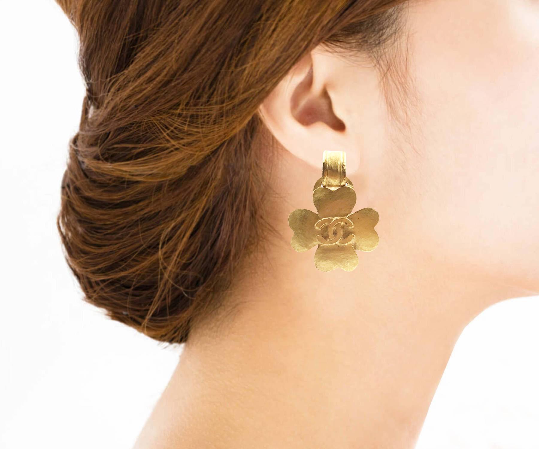 Chanel Vintage Gold Plated CC Clover Clip on Earrings   In Excellent Condition In Pasadena, CA