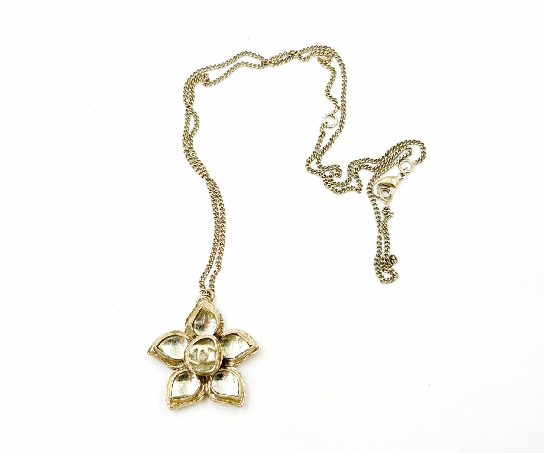Chanel Vintage vergoldete CC Kristall-Blumen-Anhänger-Halskette, Vintage

*Markierung 12
*Hergestellt in Italien
*Kommt mit dem Originalkarton

-Er ist etwa 17