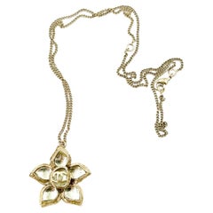 Chanel Vintage vergoldete CC Kristall-Blumen-Anhänger-Halskette, Vintage