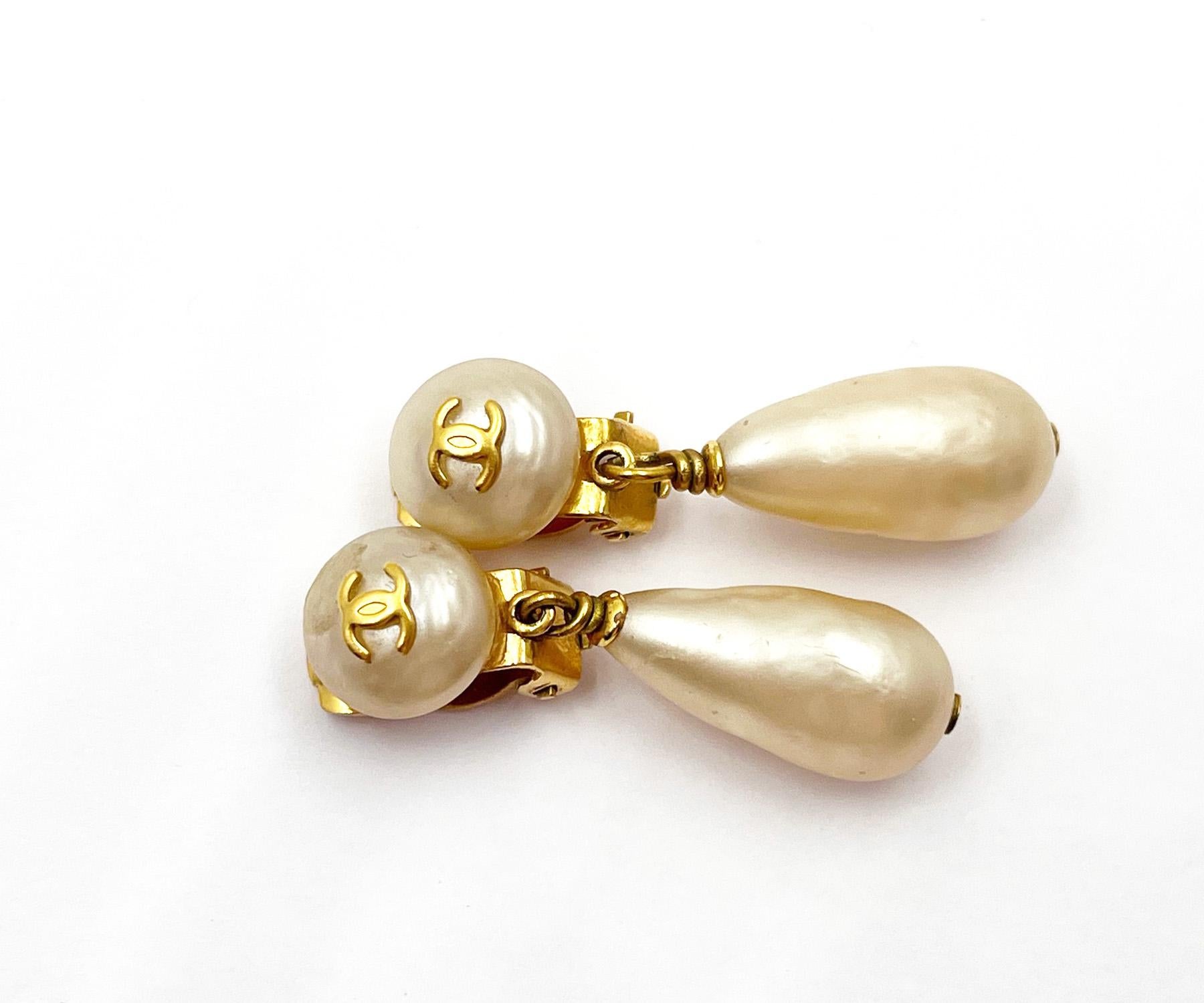 Chanel Vintage Gold Plated CC Pearl Tear Drop Dangle Clip on Earrings

*Marked 28
*Made in France
*Comes with the original box

-Approximately 1.5