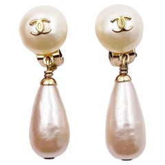 Chanel Pendientes de clip con perla de imitación CC chapados en oro vintage