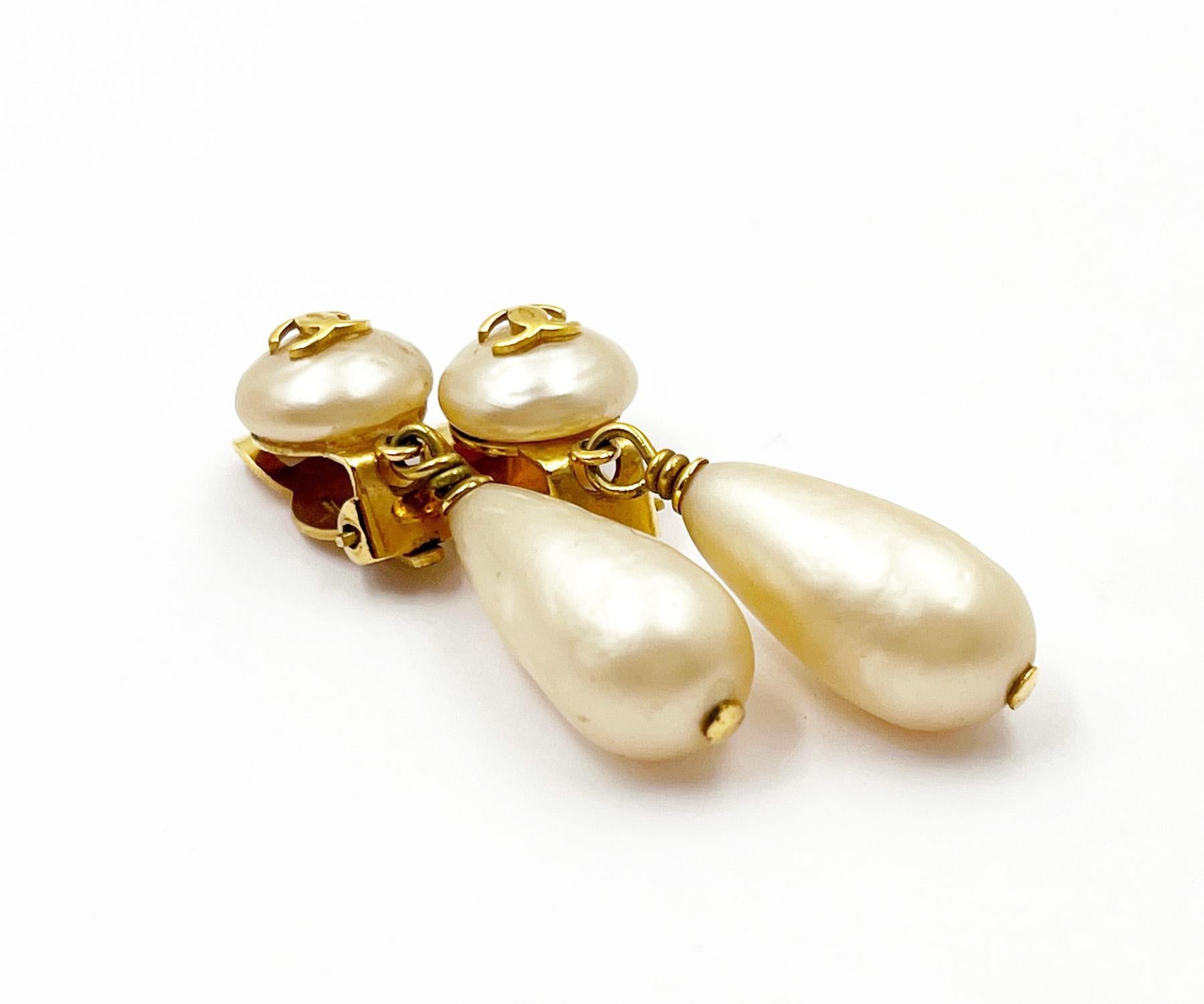 Chanel Pendientes de clip con perla de imitación CC chapados en oro vintage Artesano en venta